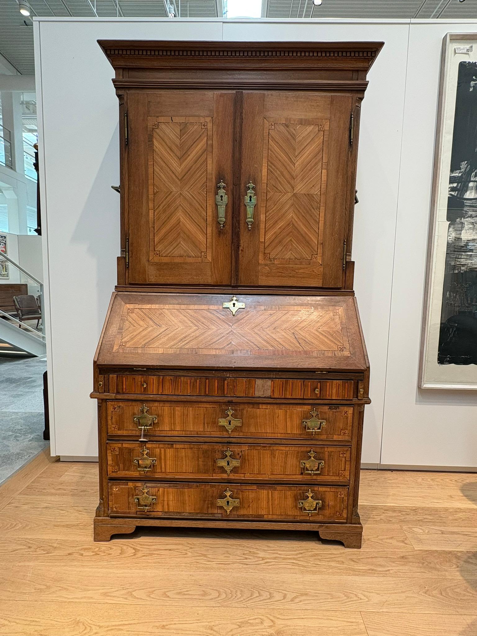 Dutch Louis XVI oak chatol with walnut panels - 18th century im Angebot 1