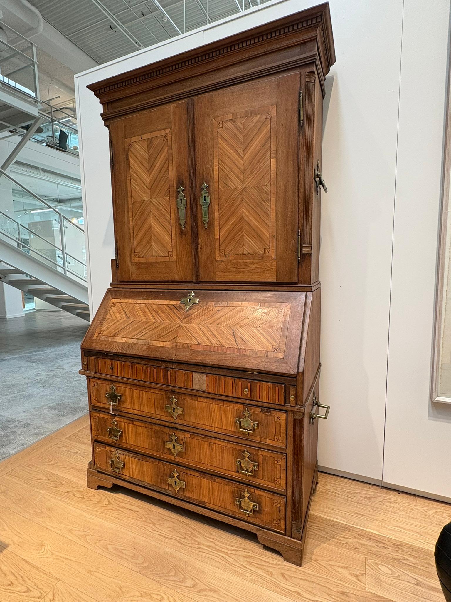 Dutch Louis XVI oak chatol with walnut panels - 18th century im Angebot 2