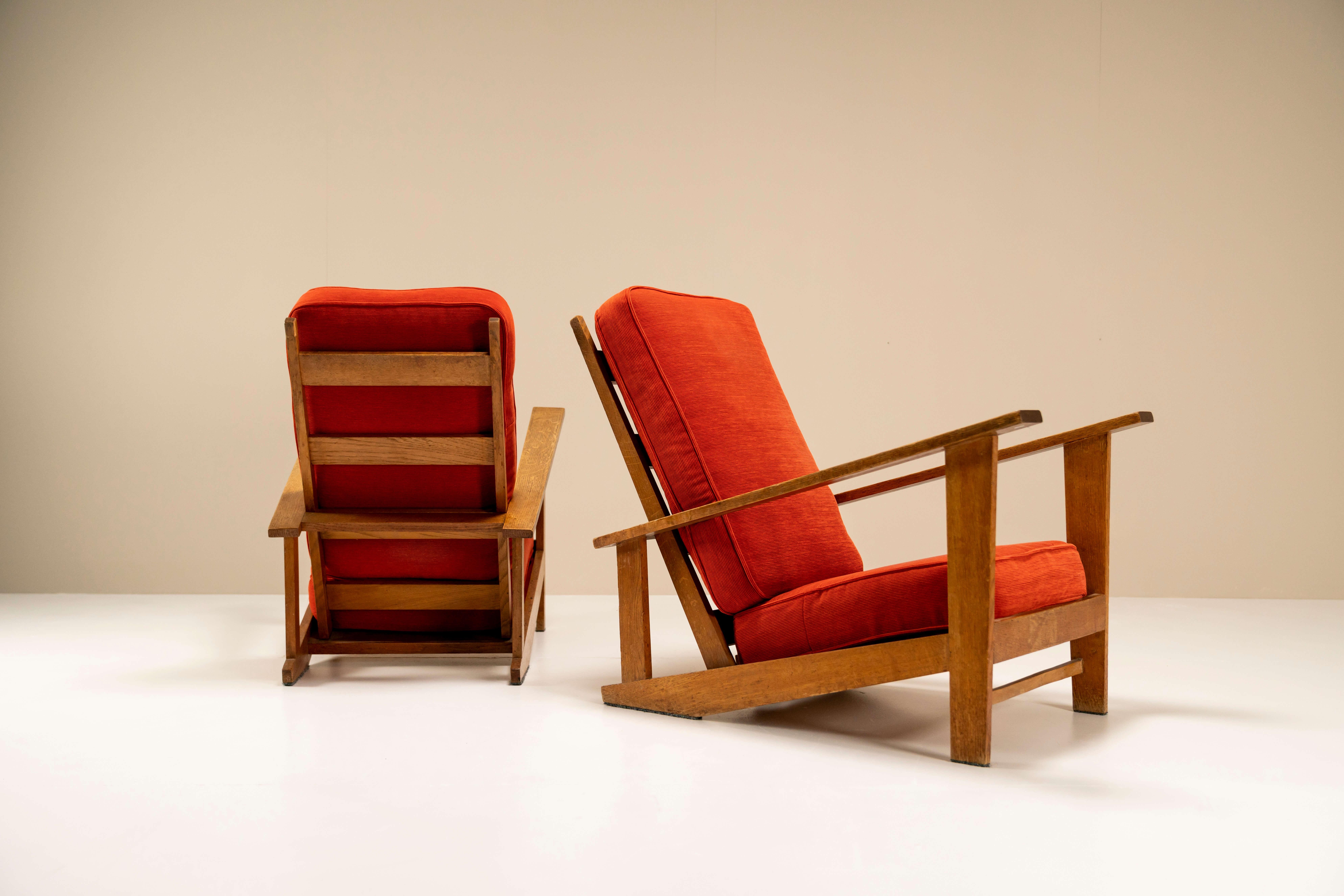 The design of these lounge chairs is very distinct and seduces us to look beyond that at first glance. The story goes that these chairs were made to order by Gerard van de Groenekan. When we look in detail at the way the composition of the frame