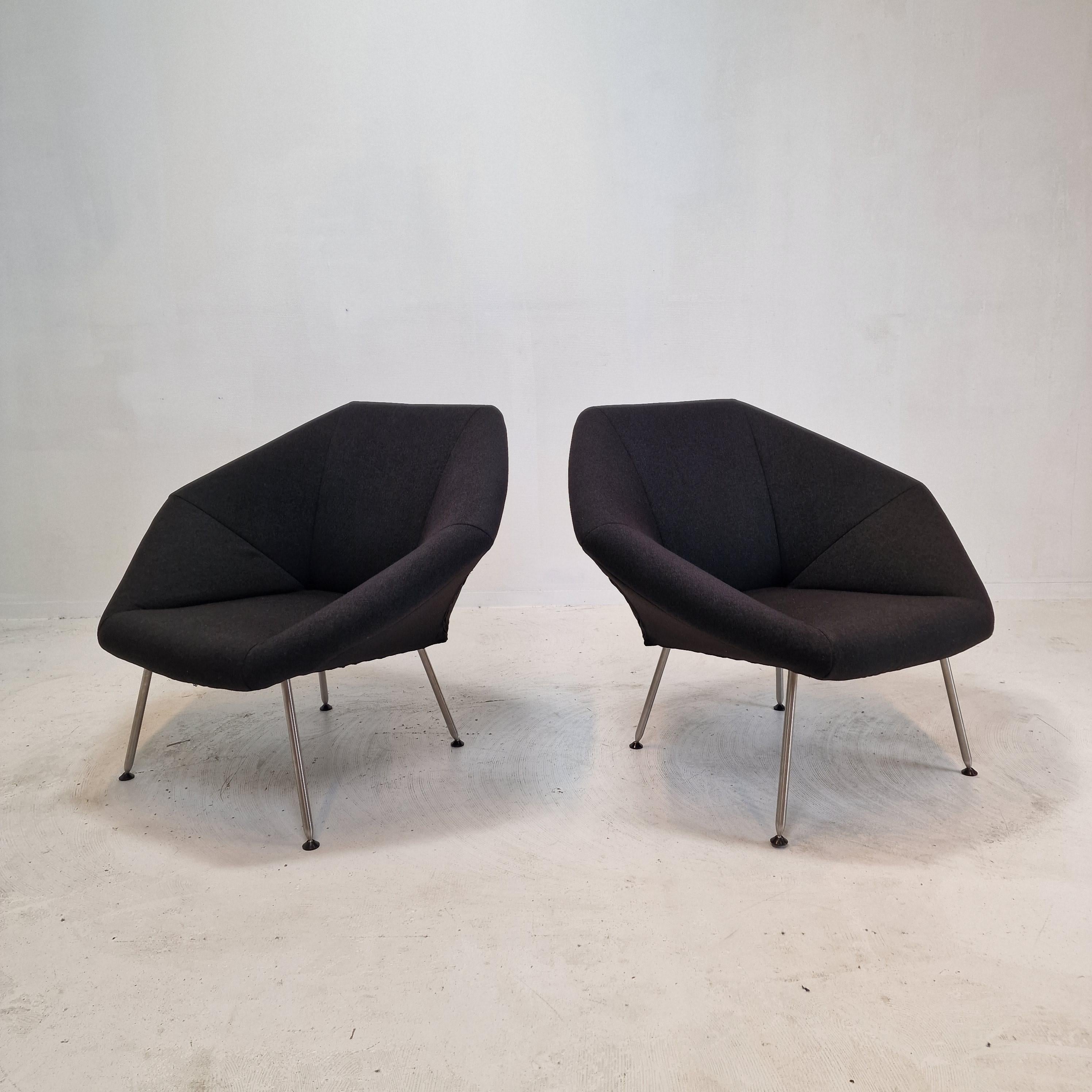 Charmant ensemble de 2 chaises de salon ou d'appoint, fabriqué aux Pays-Bas par Kaleidos.
Ces chaises confortables sont fabriquées dans les années 80.

Le tissu en laine noire est en très bon état.

Nous travaillons avec des emballeurs et des