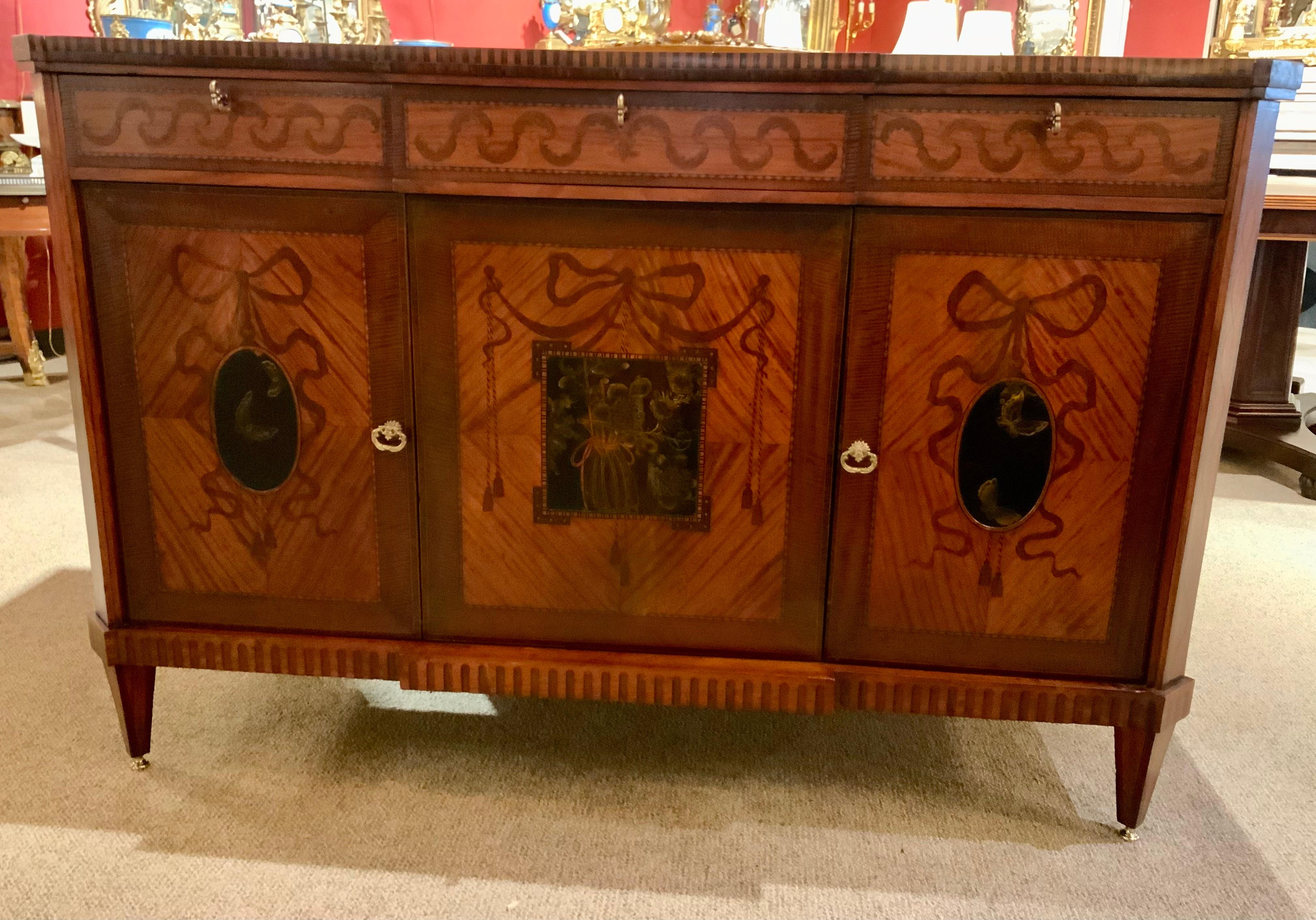 Questo pezzo unico è del XIX secolo e presenta un piano a fasce, rivestito in quarto di legno.
Con un bordo pieno rialzato e angoli inclinati, sopra una custodia dotata di tre
Cassetti su due ante di armadietto, ciascuna delle quali è bordata e