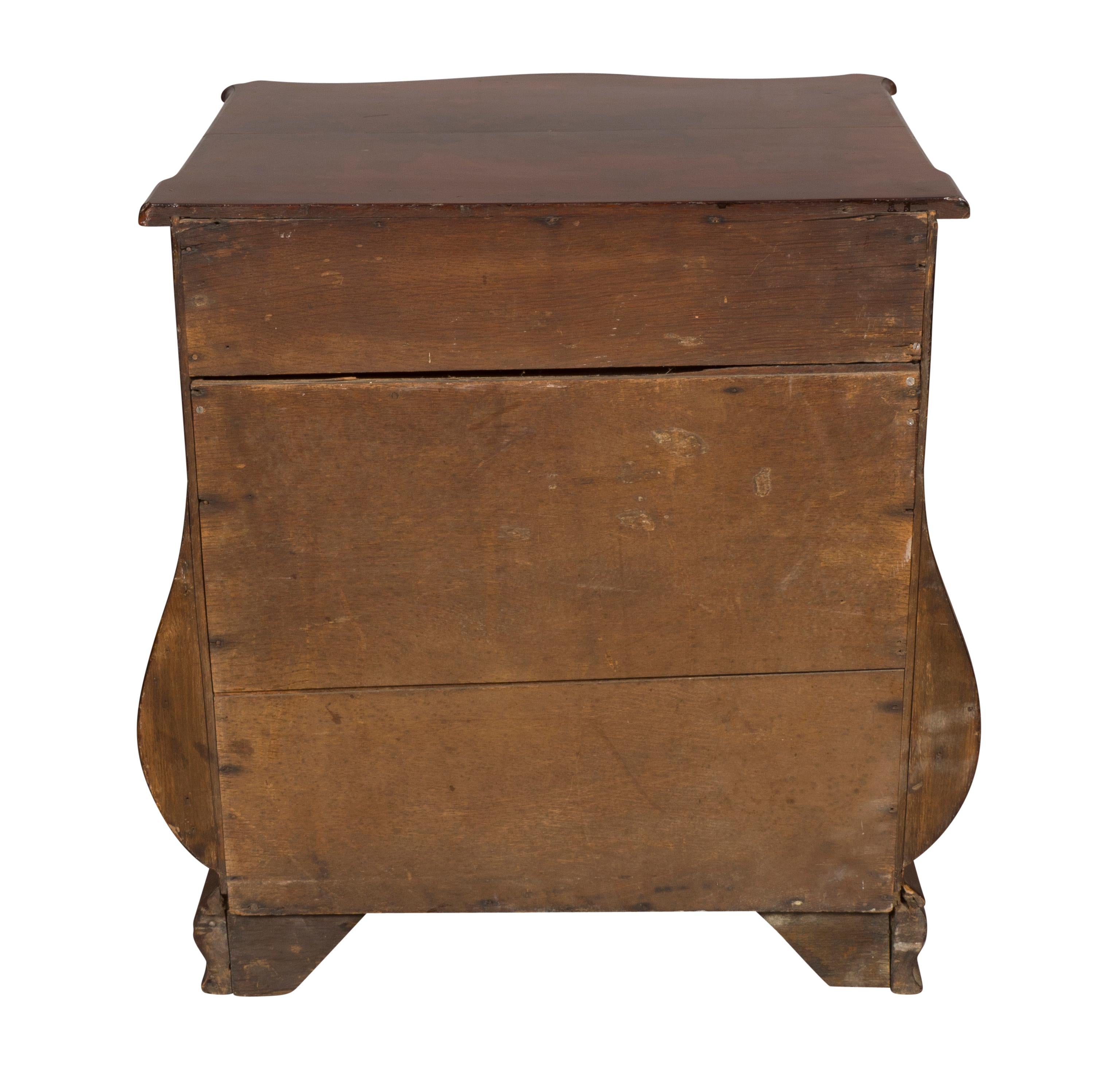 Dutch Mahogany Bombe Petit Chest of Drawers In Good Condition For Sale In Essex, MA