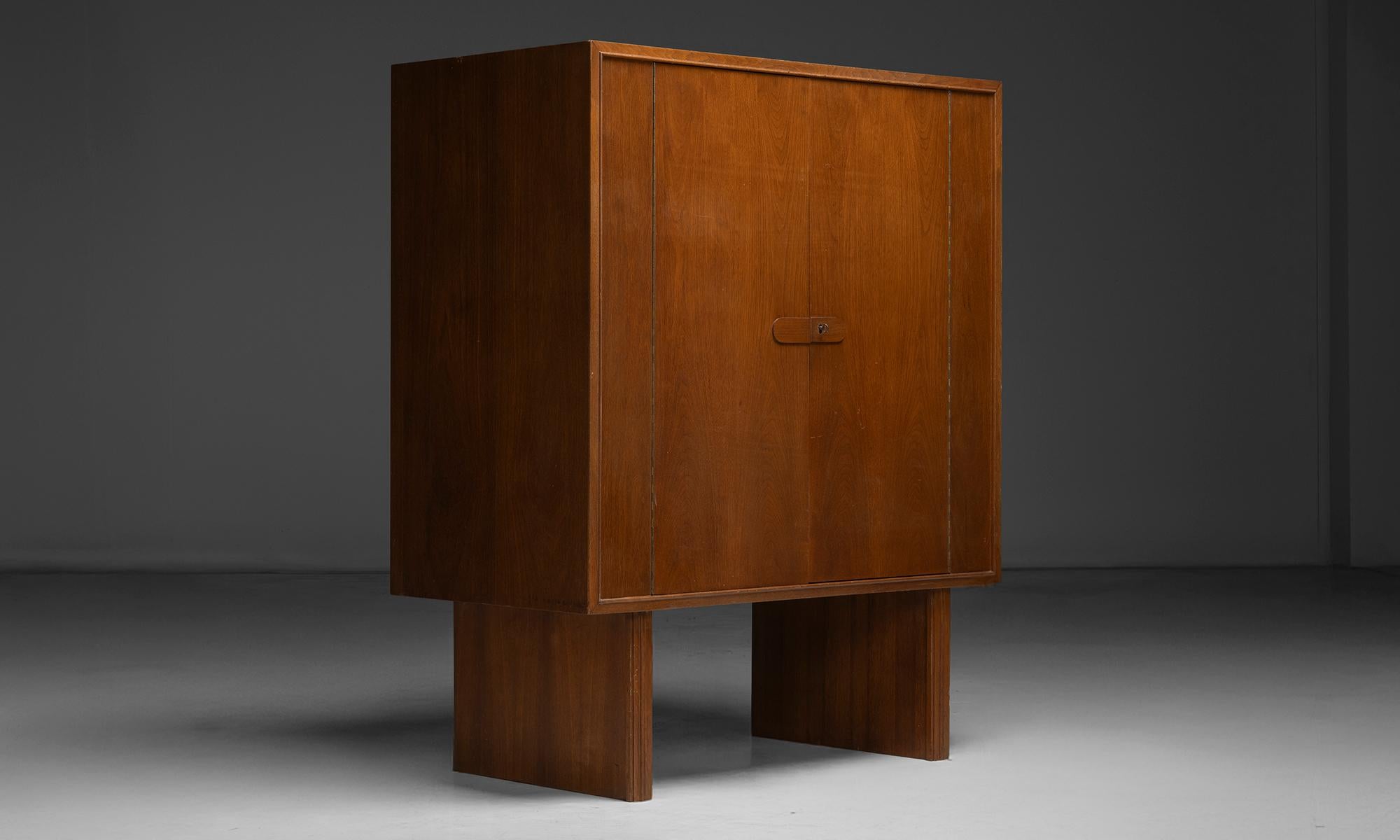 Danemark, 1950
Grande armoire moderne du milieu du siècle en acajou, avec 2 étagères.
44 