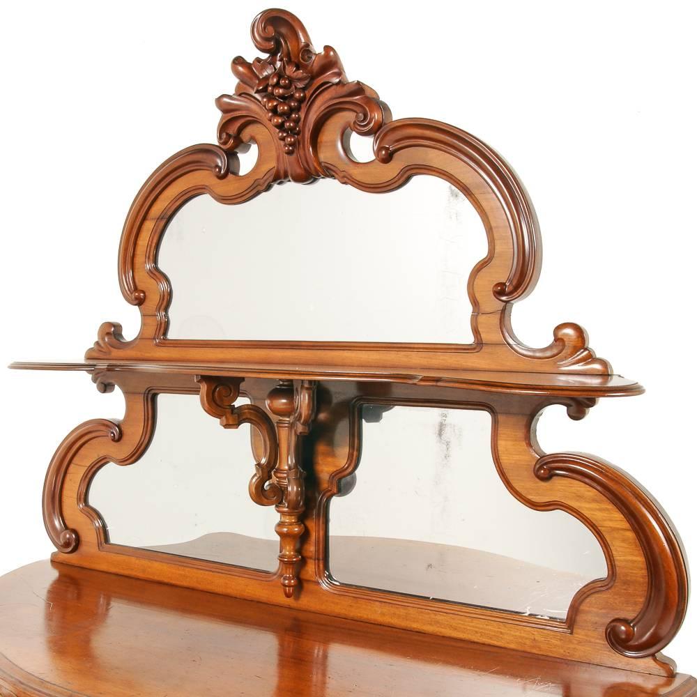 Dutch Mahogany Serpentine Buffet In Excellent Condition In Vancouver, British Columbia