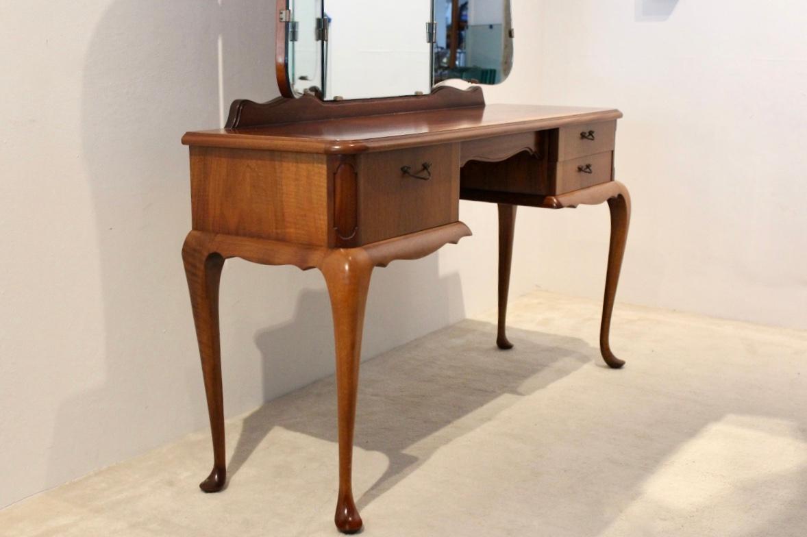 Dutch Mahogany Vanity Dresser with Tri-Fold Mirror For Sale 2
