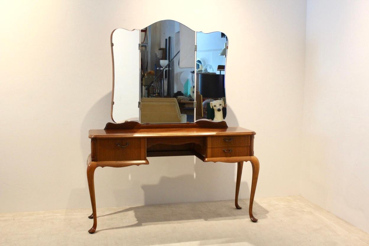 Dutch Mahogany Vanity Dresser with Tri-Fold Mirror (Meuble-lavabo en acajou avec miroir à trois volets) en vente 4