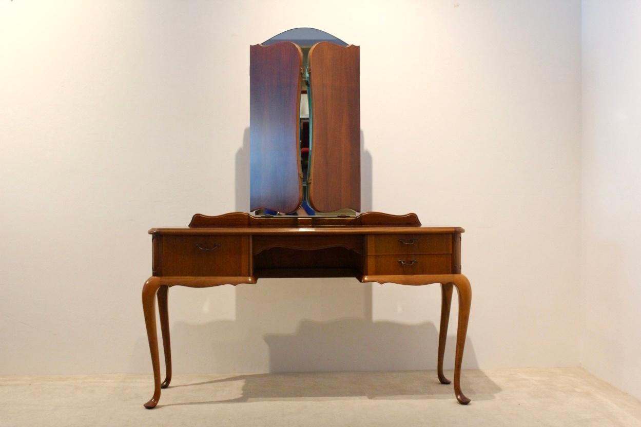 Mid-Century Modern Dutch Mahogany Vanity Dresser with Tri-Fold Mirror (Meuble-lavabo en acajou avec miroir à trois volets) en vente