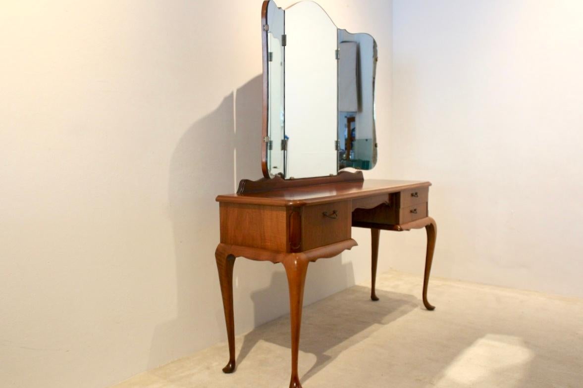 Néerlandais Dutch Mahogany Vanity Dresser with Tri-Fold Mirror (Meuble-lavabo en acajou avec miroir à trois volets) en vente