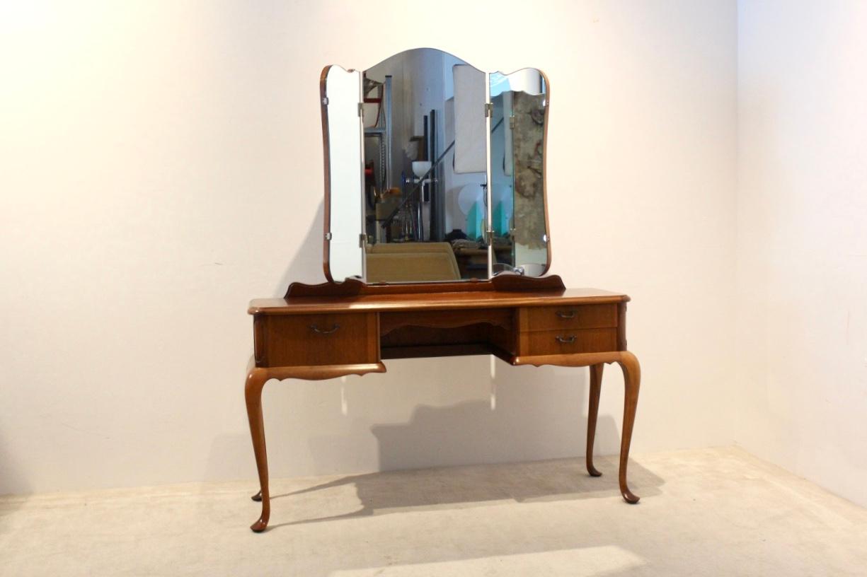 Dutch Mahogany Vanity Dresser with Tri-Fold Mirror (Meuble-lavabo en acajou avec miroir à trois volets) Bon état - En vente à Voorburg, NL