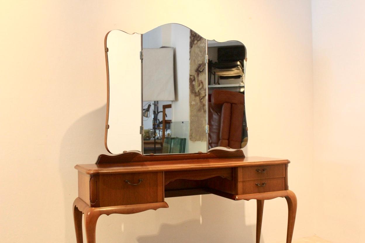 Dutch Mahogany Vanity Dresser with Tri-Fold Mirror In Good Condition For Sale In Voorburg, NL