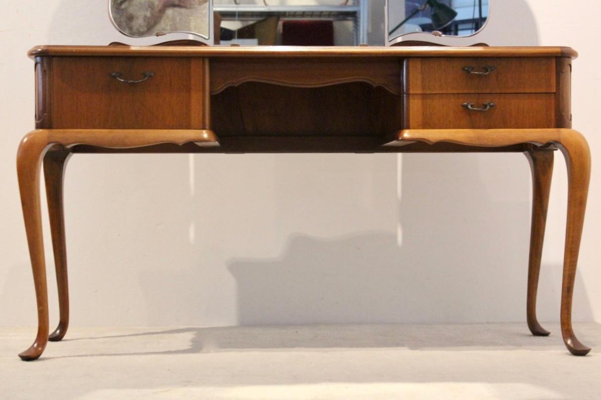 20th Century Dutch Mahogany Vanity Dresser with Tri-Fold Mirror For Sale