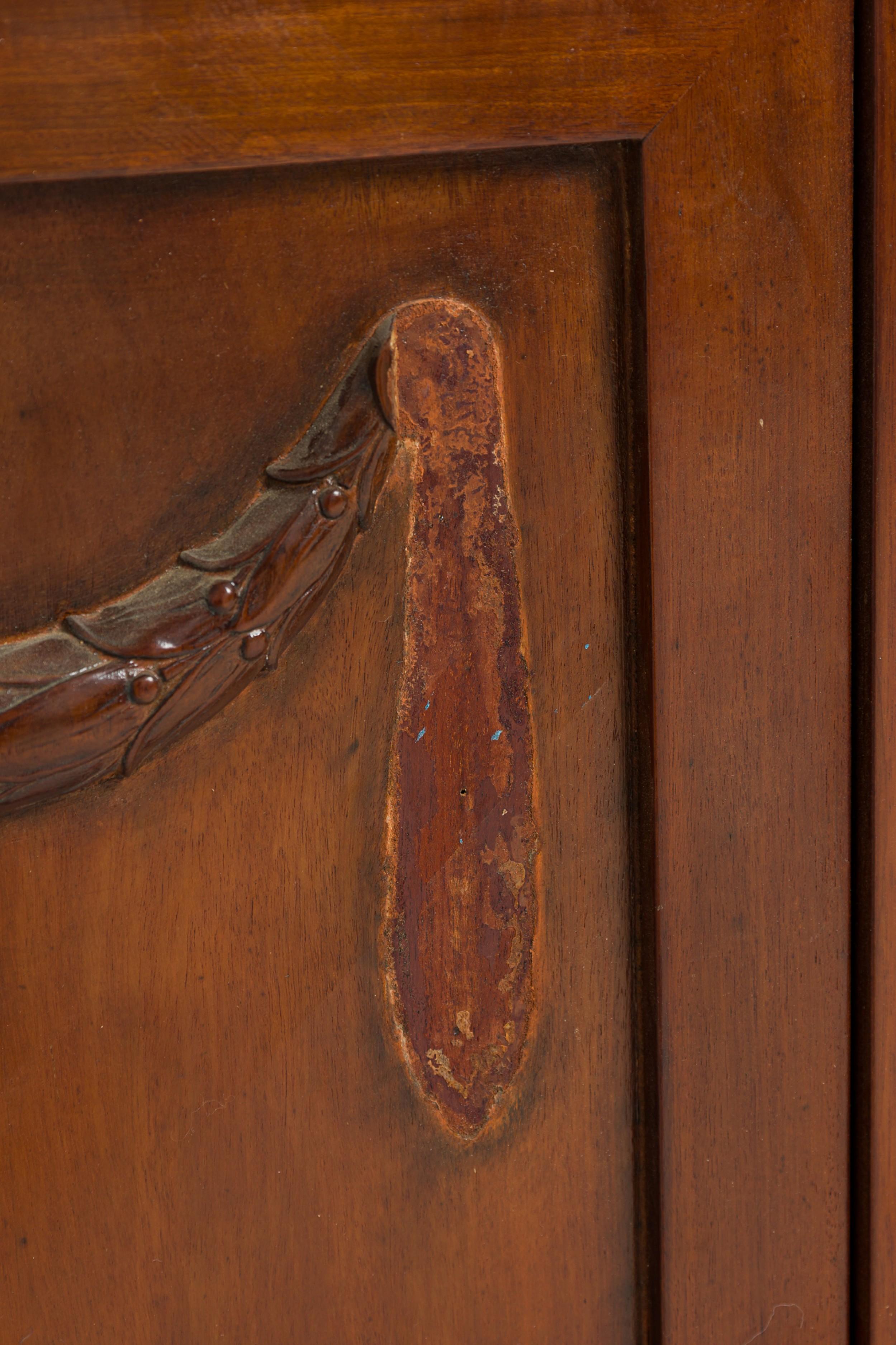 Credenza / Aparador Holandés de Chapa de Caoba Tallada Decorativamente en venta 4