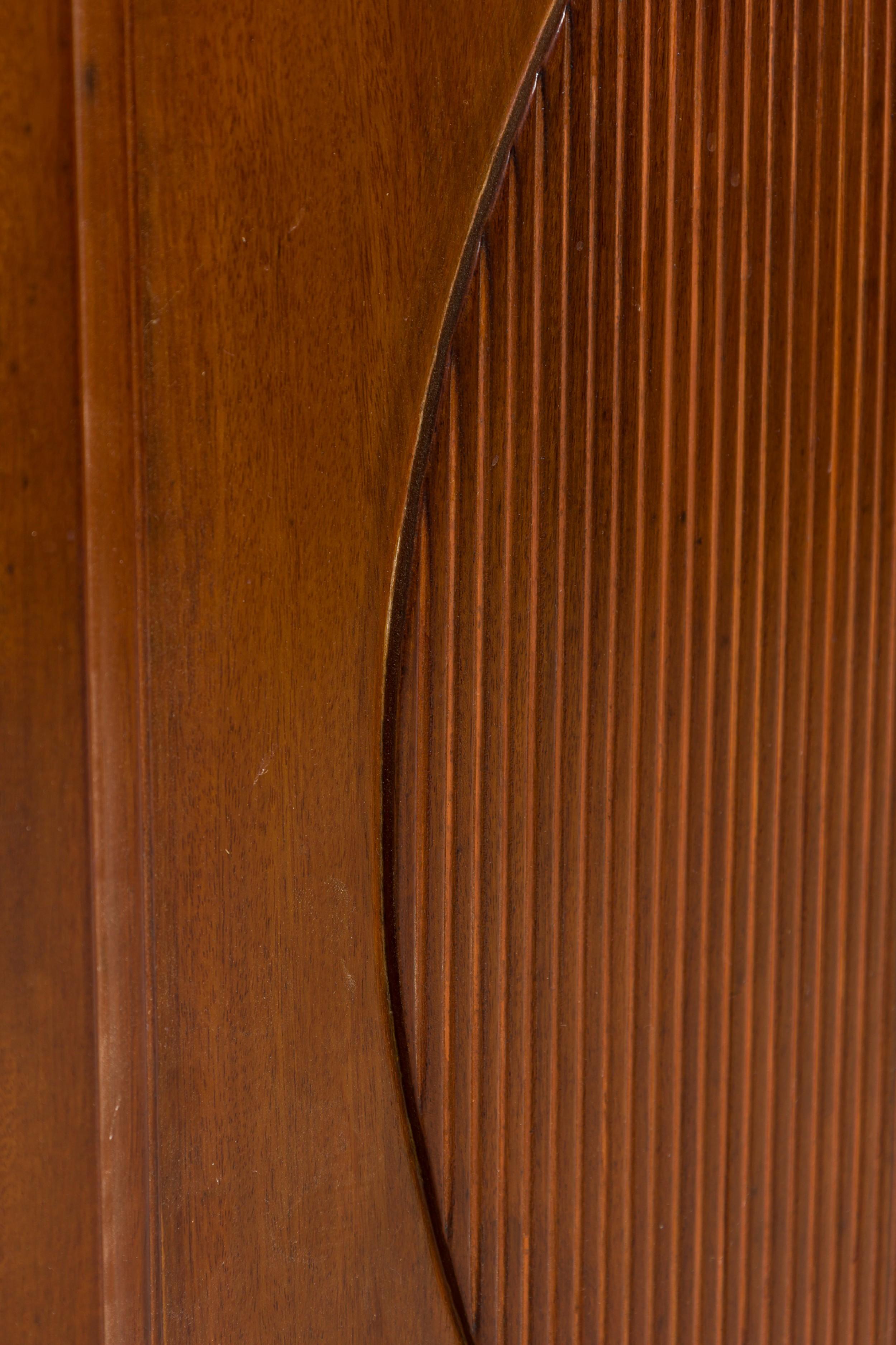 Credenza / Aparador Holandés de Chapa de Caoba Tallada Decorativamente en venta 5
