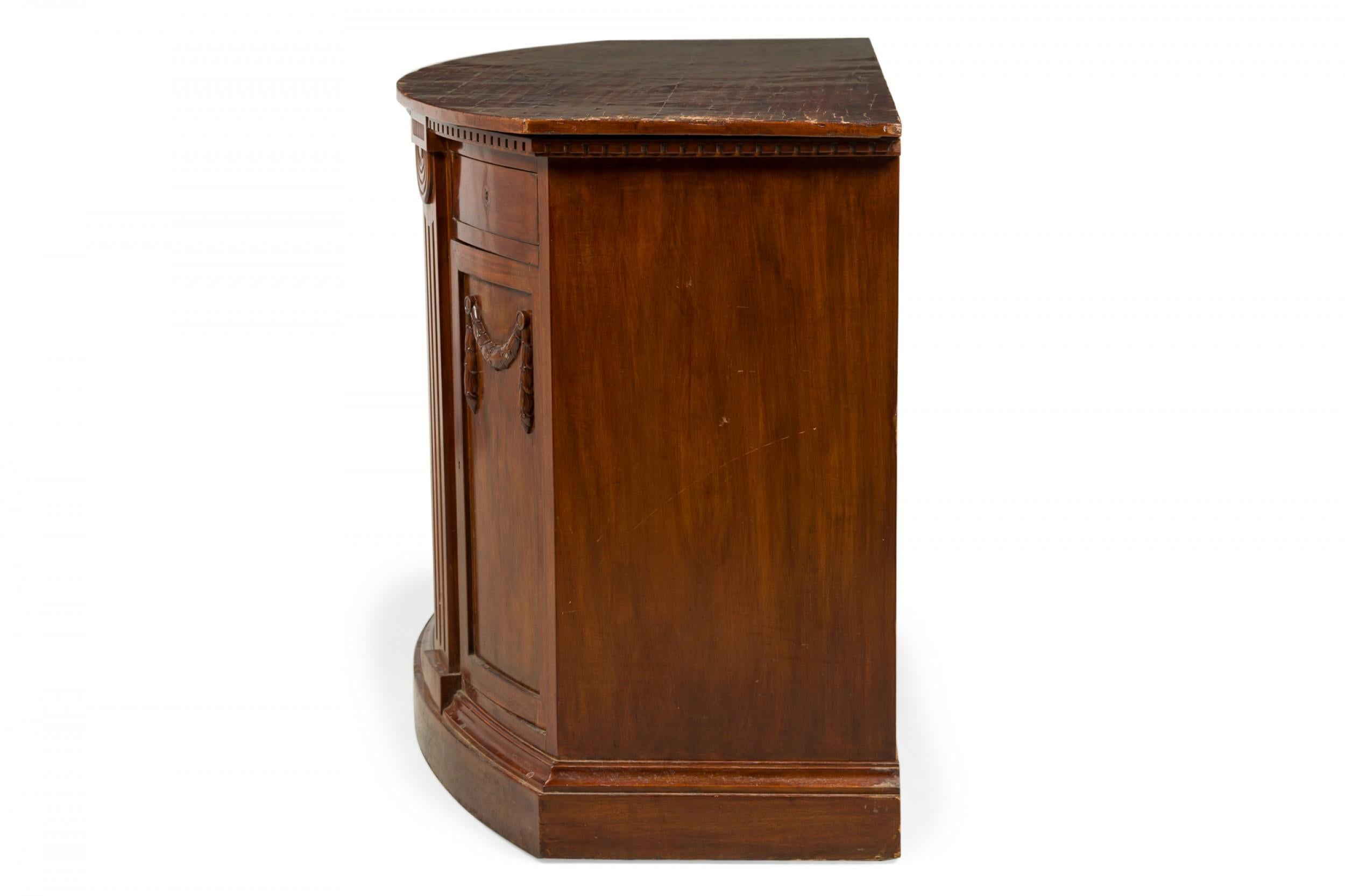 Credenza / Aparador Holandés de Chapa de Caoba Tallada Decorativamente Biedermeier en venta