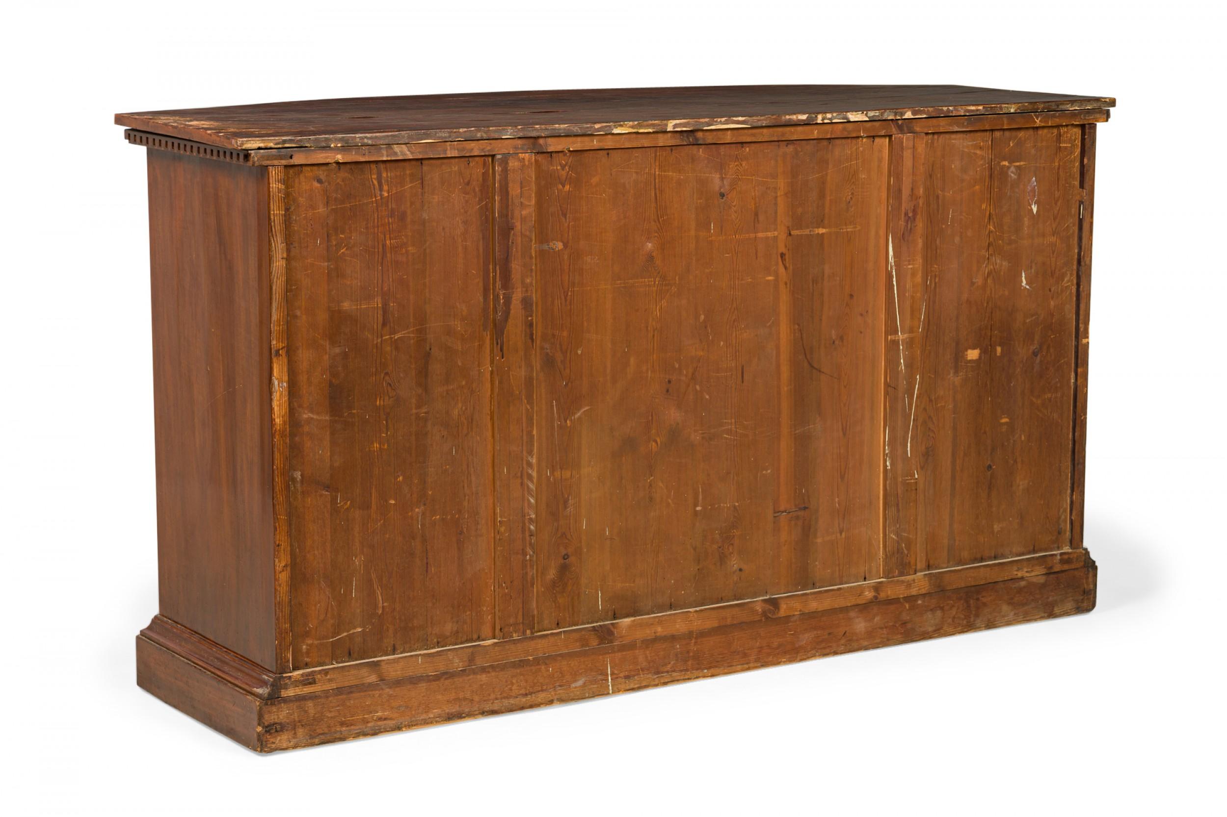 Credenza / Aparador Holandés de Chapa de Caoba Tallada Decorativamente Tallado a mano en venta