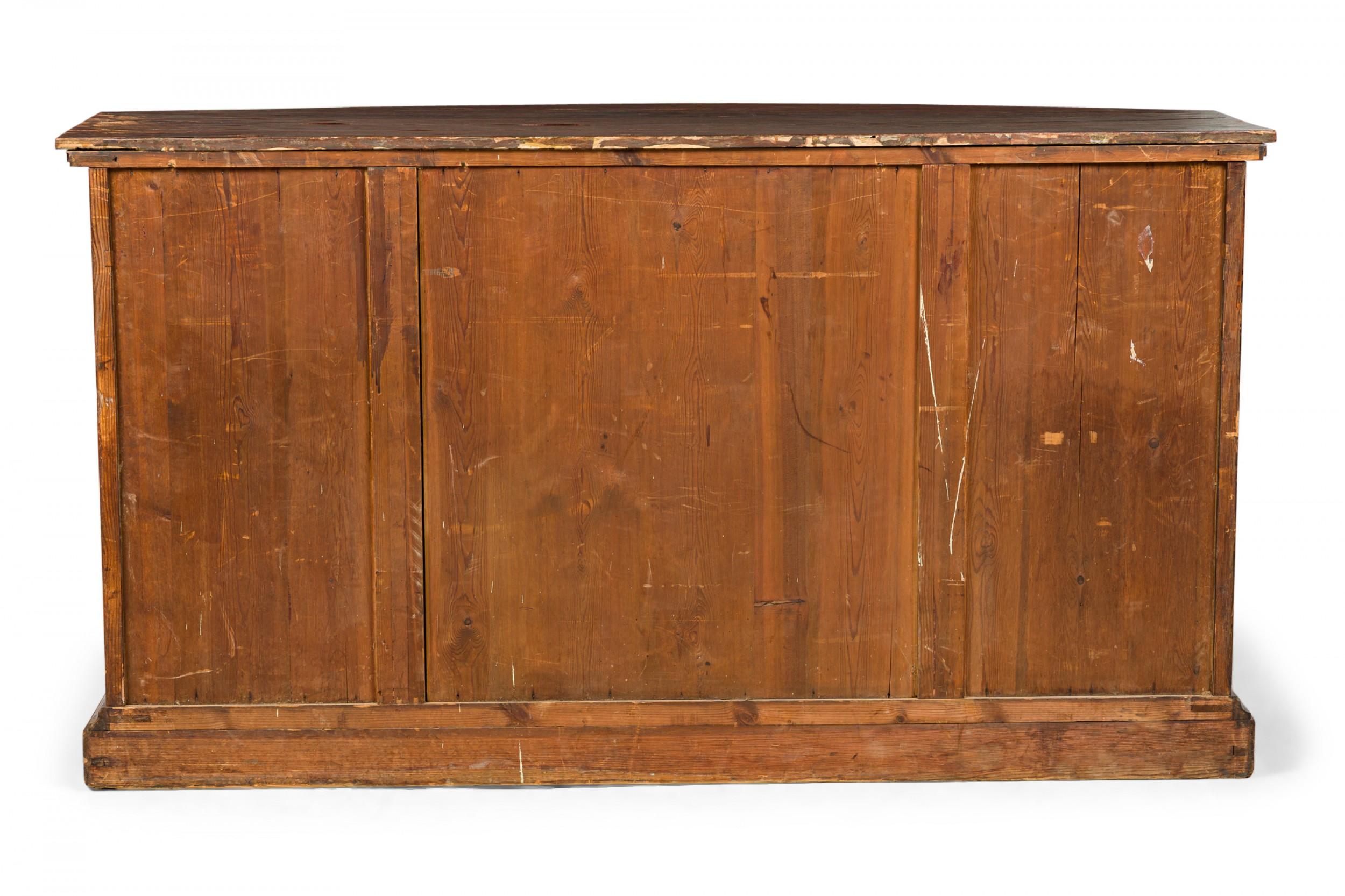 Credenza / Aparador Holandés de Chapa de Caoba Tallada Decorativamente en Bueno estado para la venta en Queens, NY