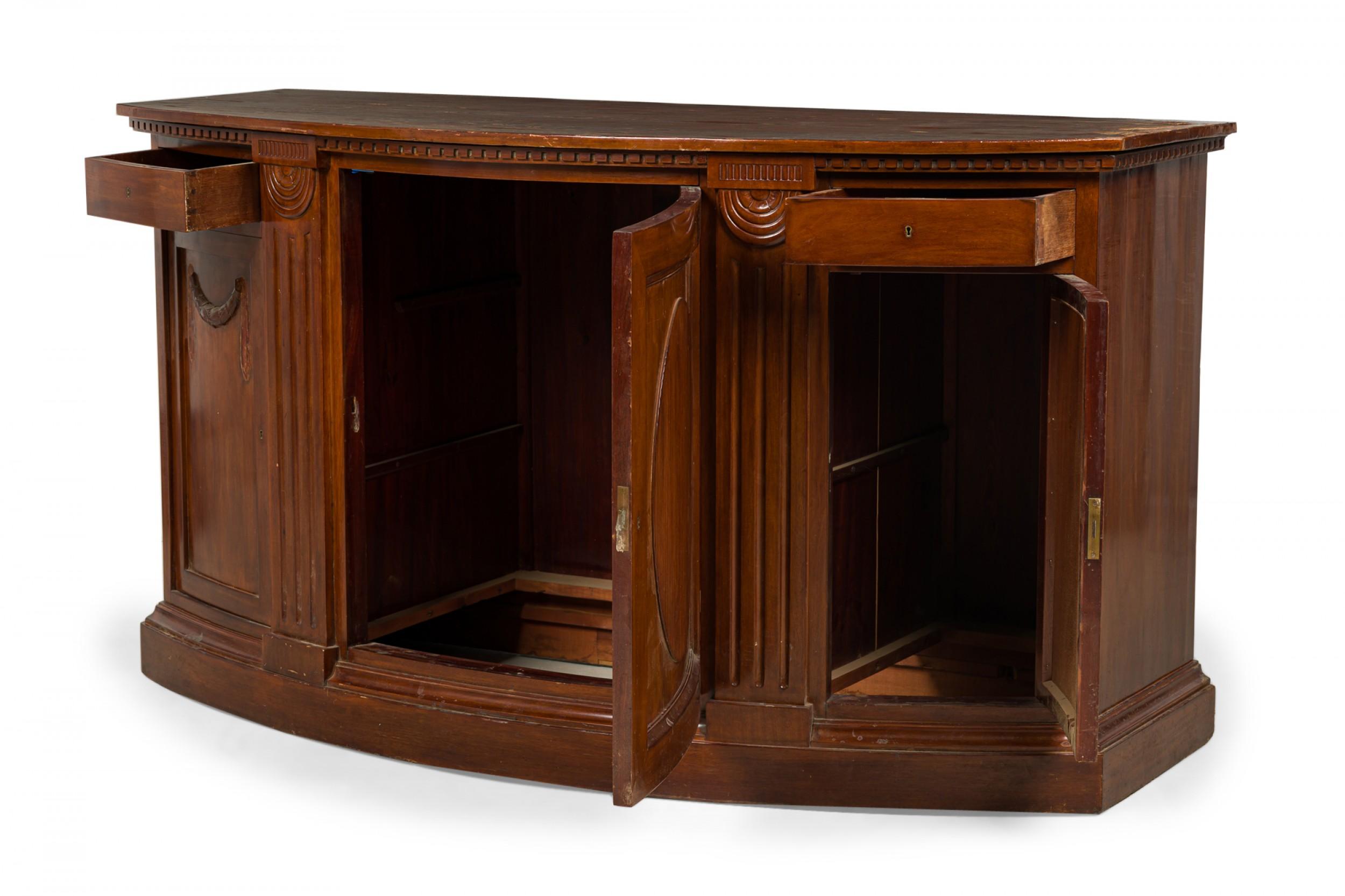 Credenza / Aparador Holandés de Chapa de Caoba Tallada Decorativamente siglo XIX en venta