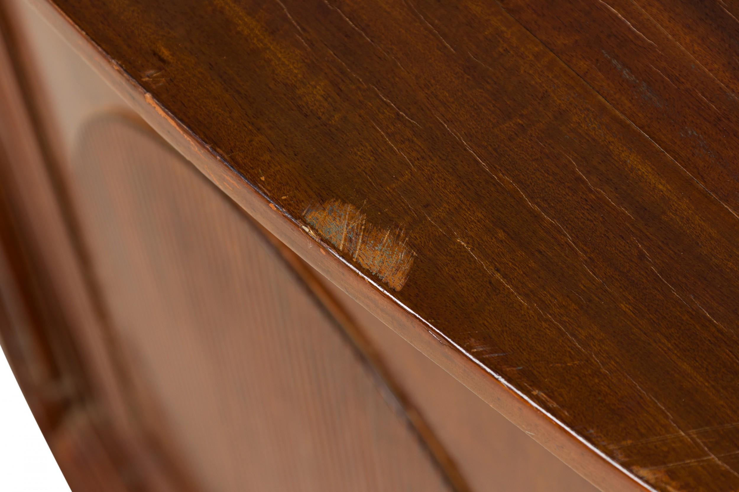 Credenza / Aparador Holandés de Chapa de Caoba Tallada Decorativamente en venta 2