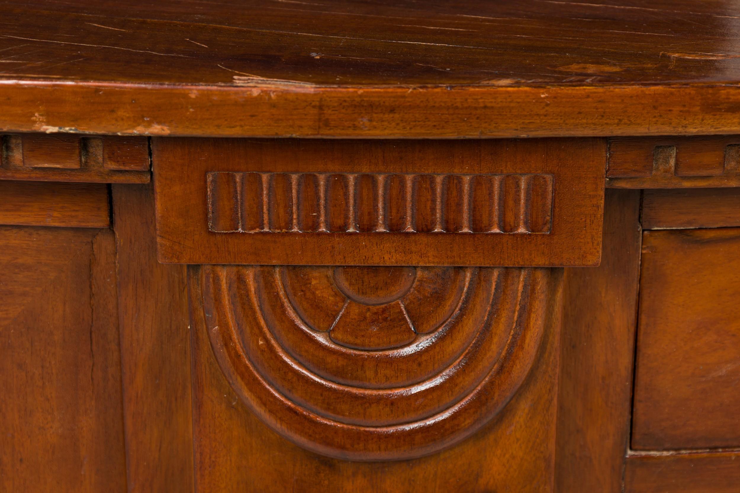 Credenza / Aparador Holandés de Chapa de Caoba Tallada Decorativamente en venta 3