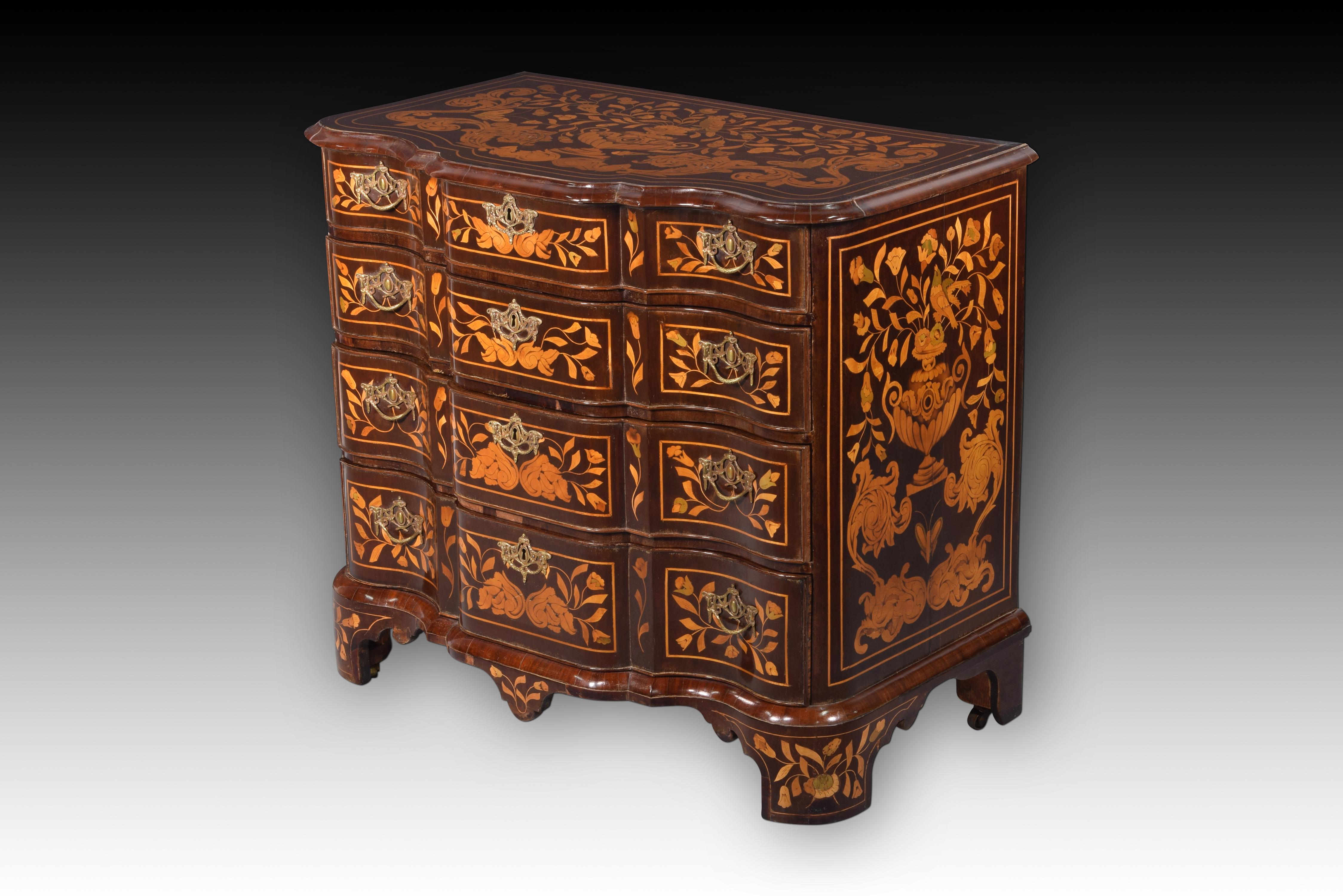 Dutch marquetry chest of drawers. Century XVIII. 
Requires restoration.
 Chest of drawers with four front drawers with key lock and two handles on each one, decorated with marquetry applications (on the sides, front and top panel) with plant