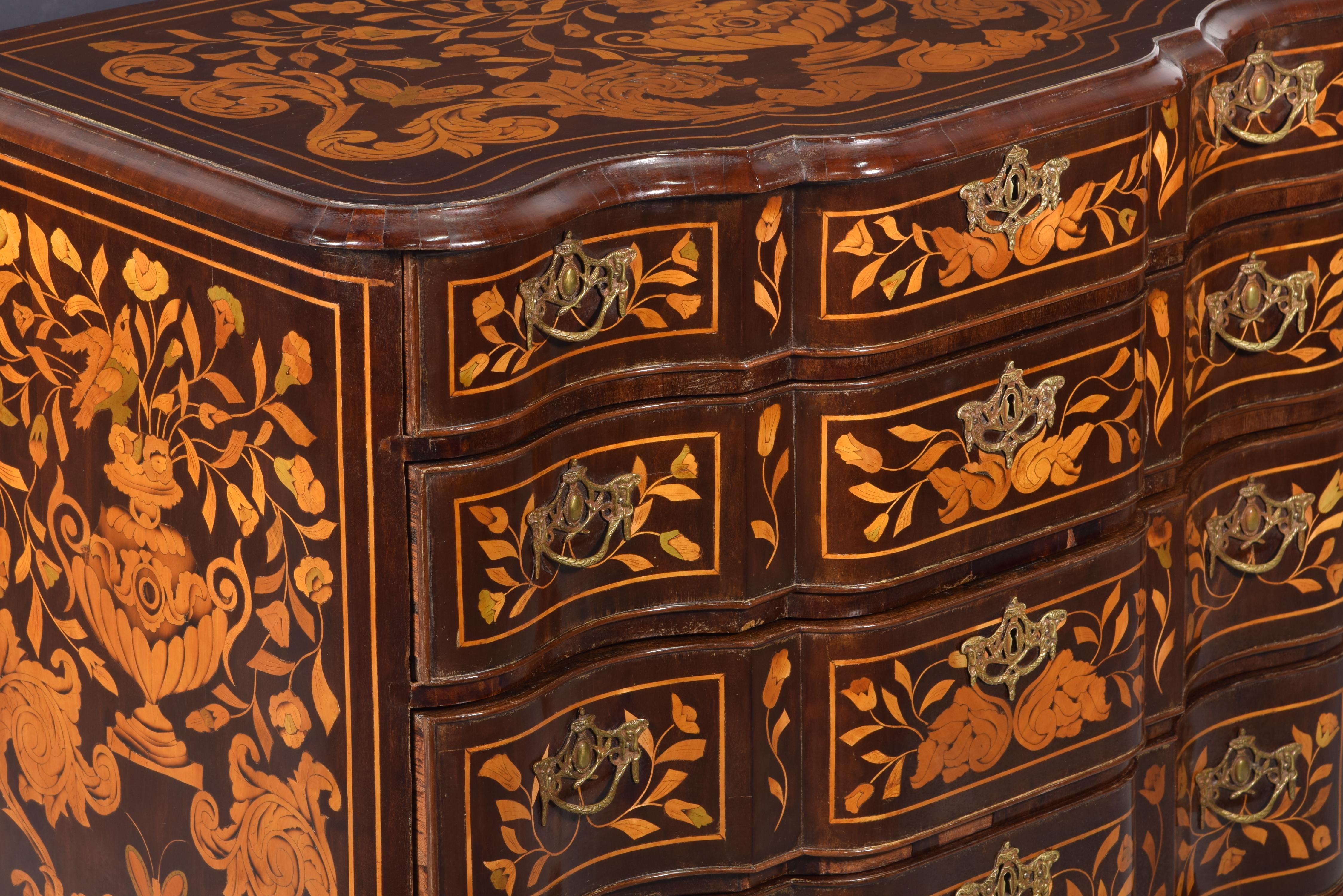 Dutch Marquetry Chest of Drawers or Commode, 18th Century In Distressed Condition For Sale In Madrid, ES