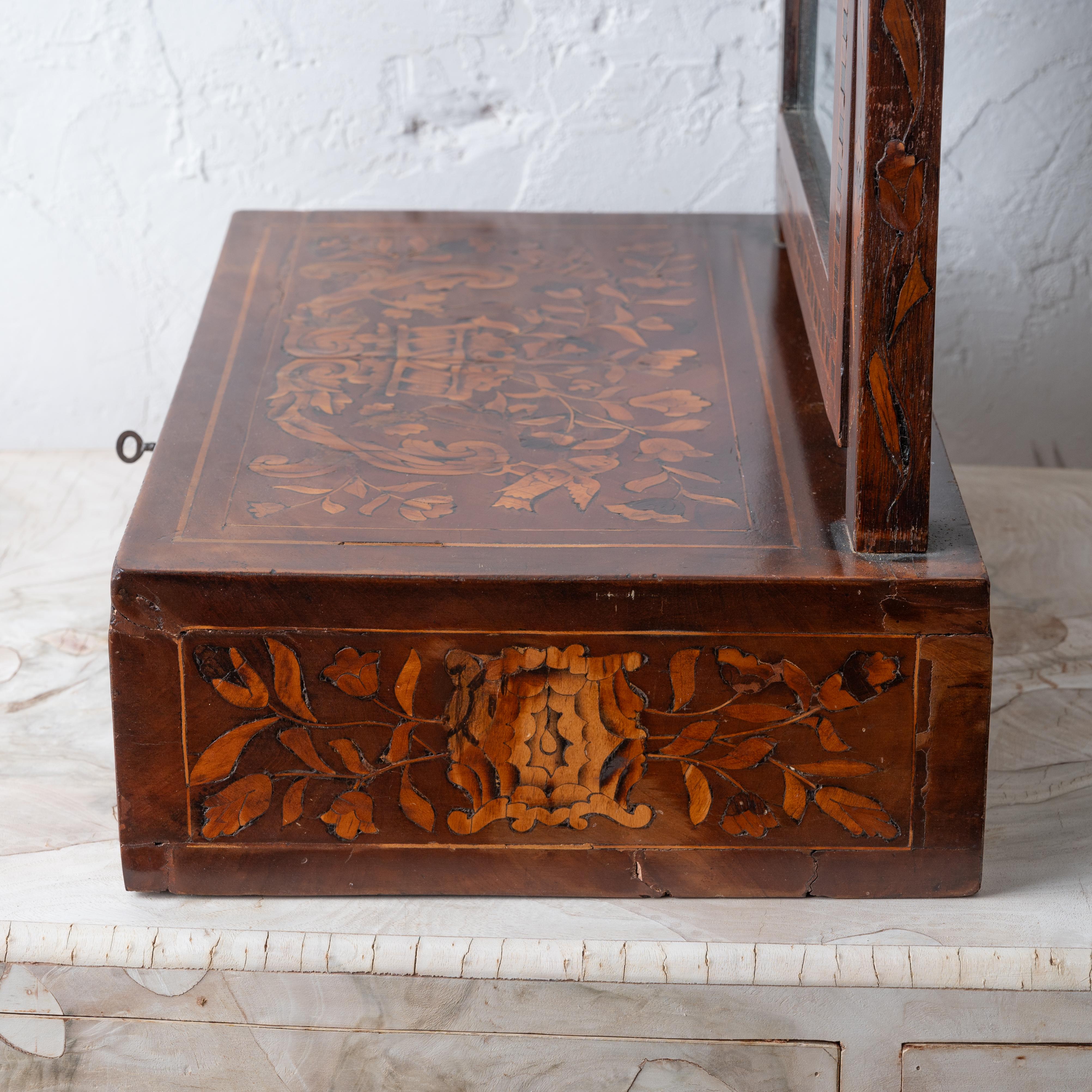 Miroir de table habillée en marqueterie hollandaise, 18e siècle en vente 5