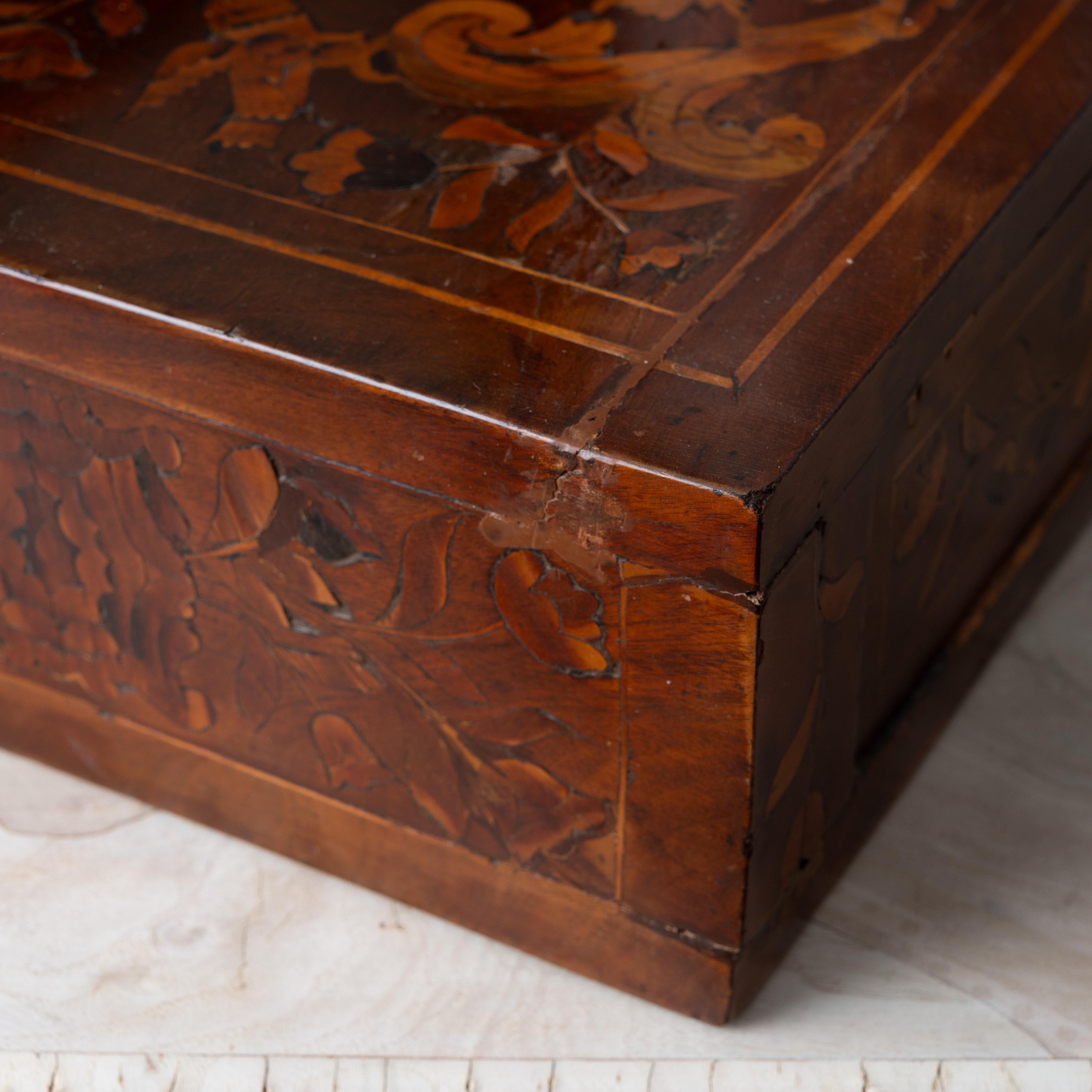 Miroir de table habillée en marqueterie hollandaise, 18e siècle en vente 7