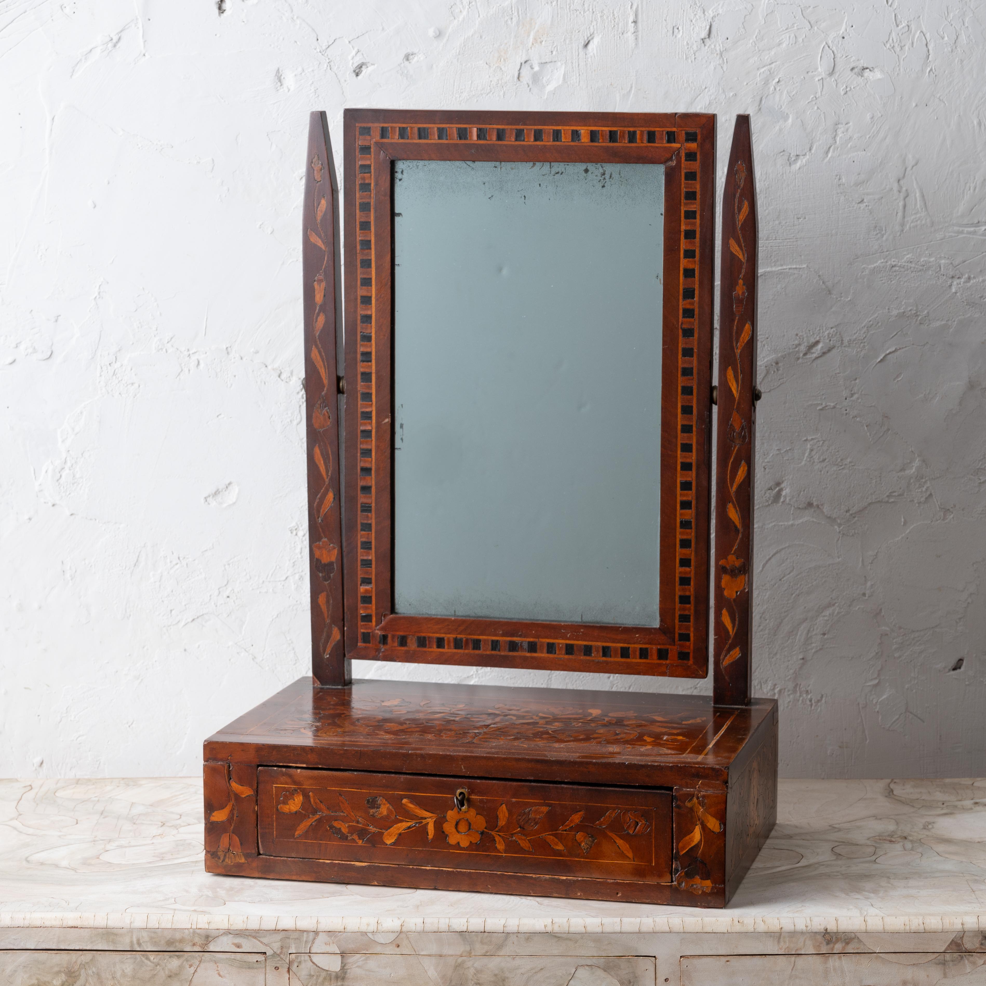 Miroir de coiffeuse en marqueterie hollandaise avec vase, fleurs et oiseaux, fin du XVIIIe siècle.

17 ¾ pouces de largeur par 11 ¼ pouces de profondeur par 25 ½ pouces de hauteur

