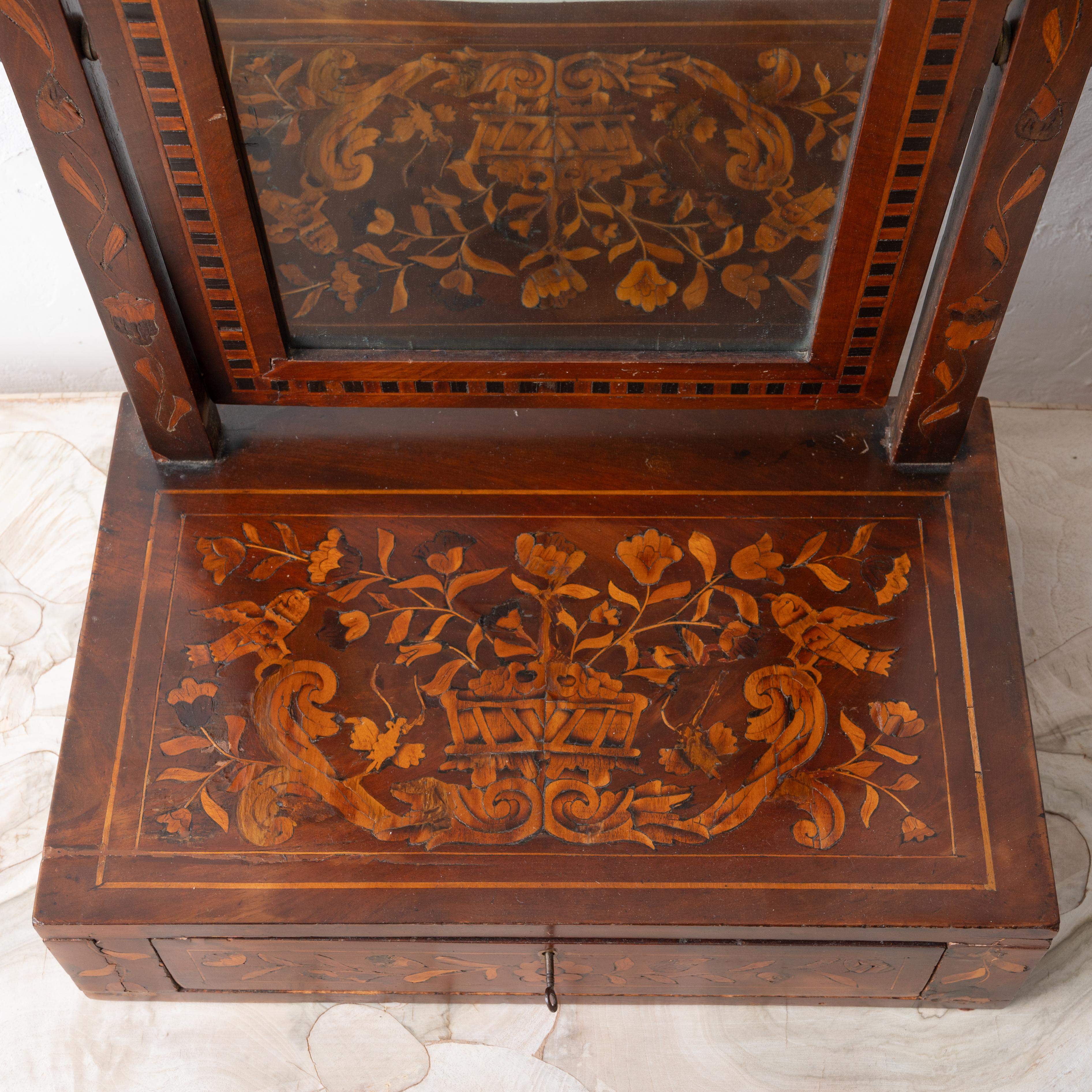 XVIIIe siècle et antérieur Miroir de table habillée en marqueterie hollandaise, 18e siècle en vente