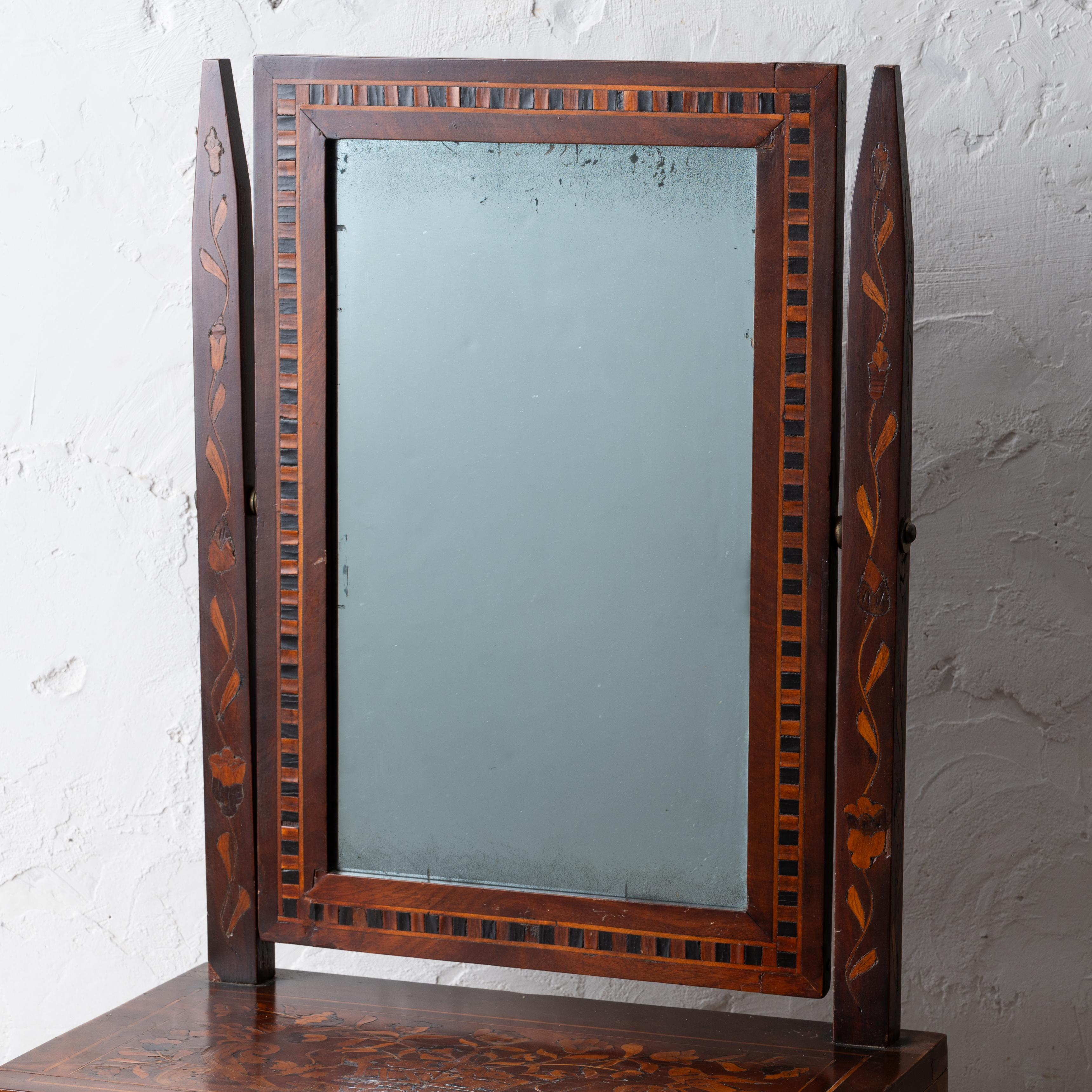 Bois Miroir de table habillée en marqueterie hollandaise, 18e siècle en vente