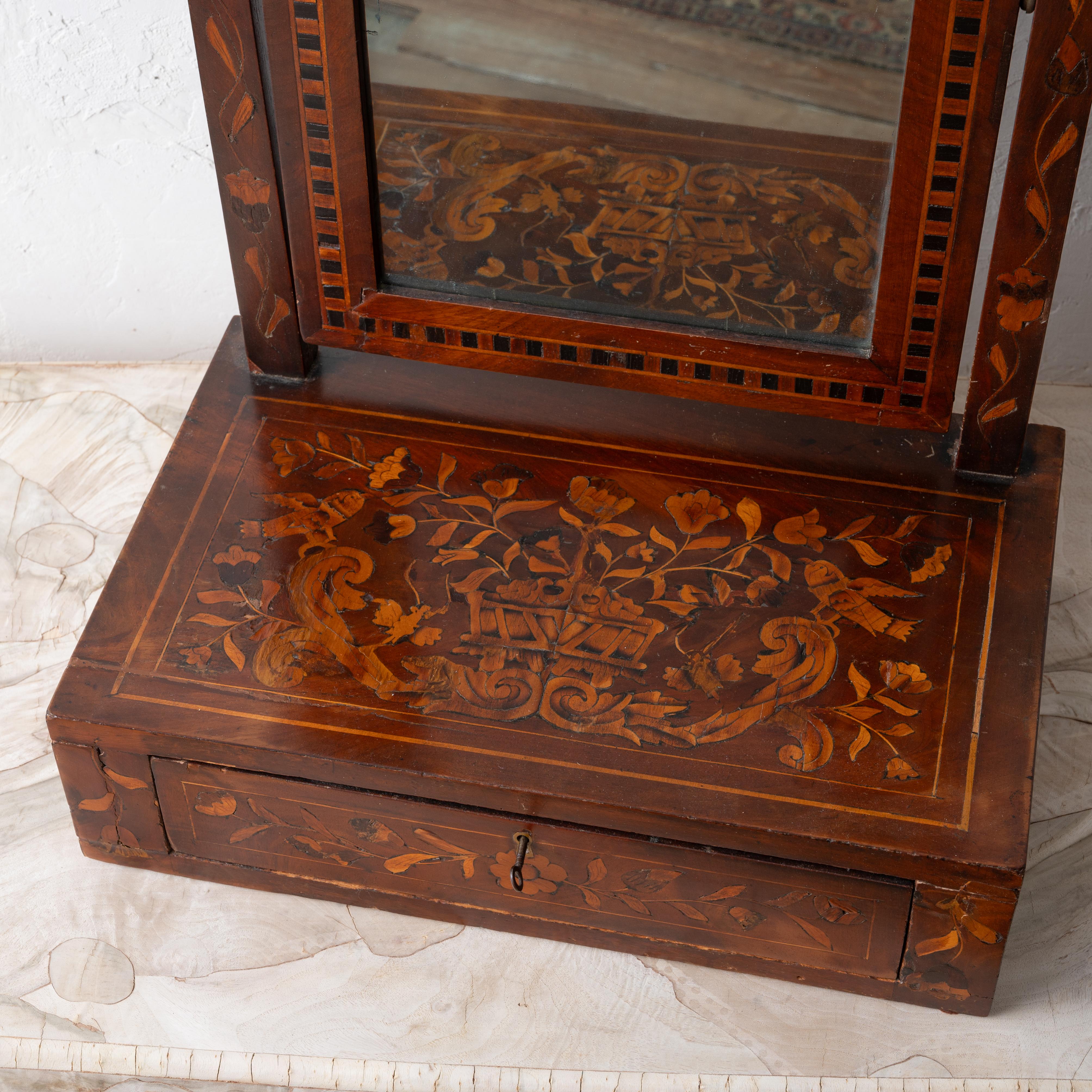 Miroir de table habillée en marqueterie hollandaise, 18e siècle en vente 1