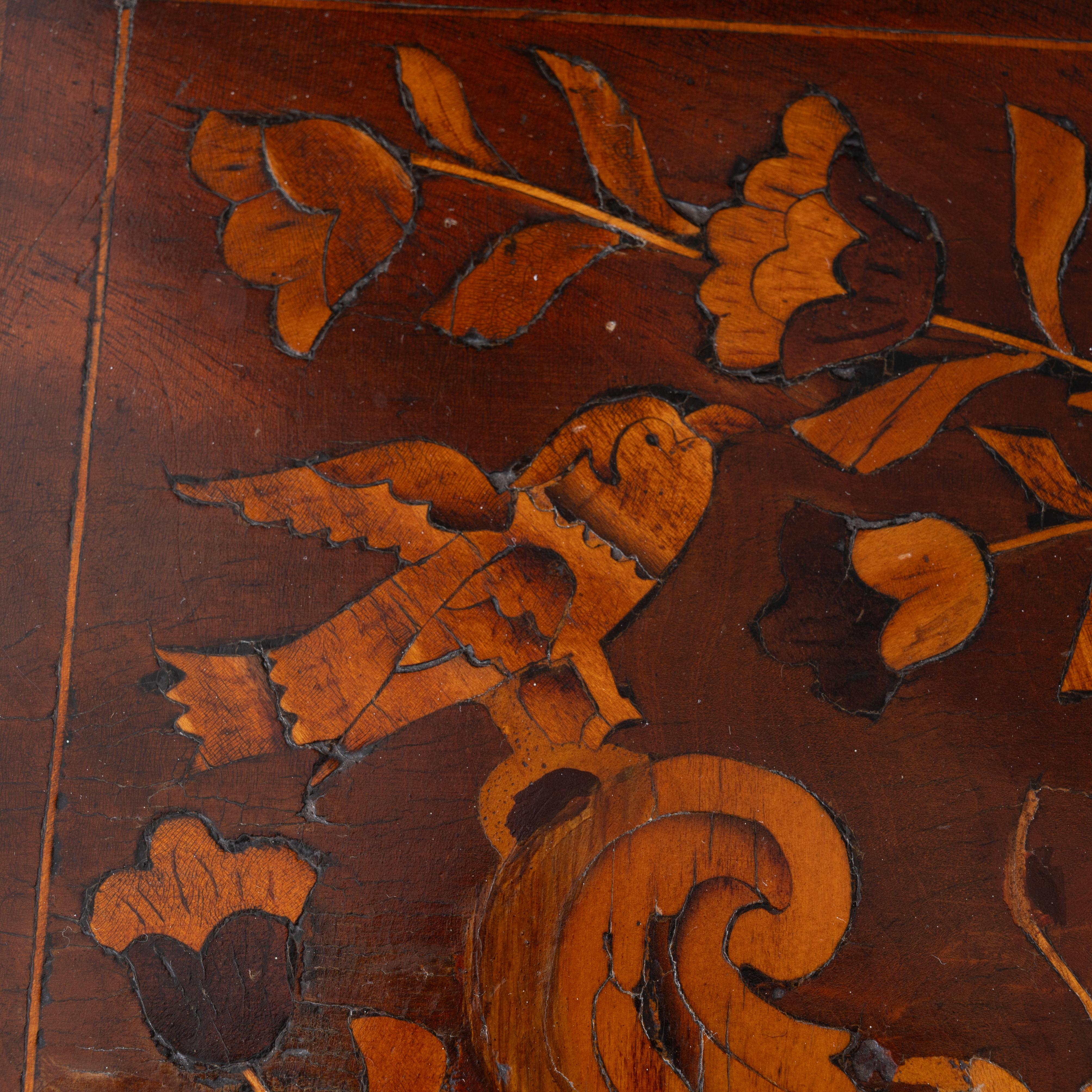 Miroir de table habillée en marqueterie hollandaise, 18e siècle en vente 2