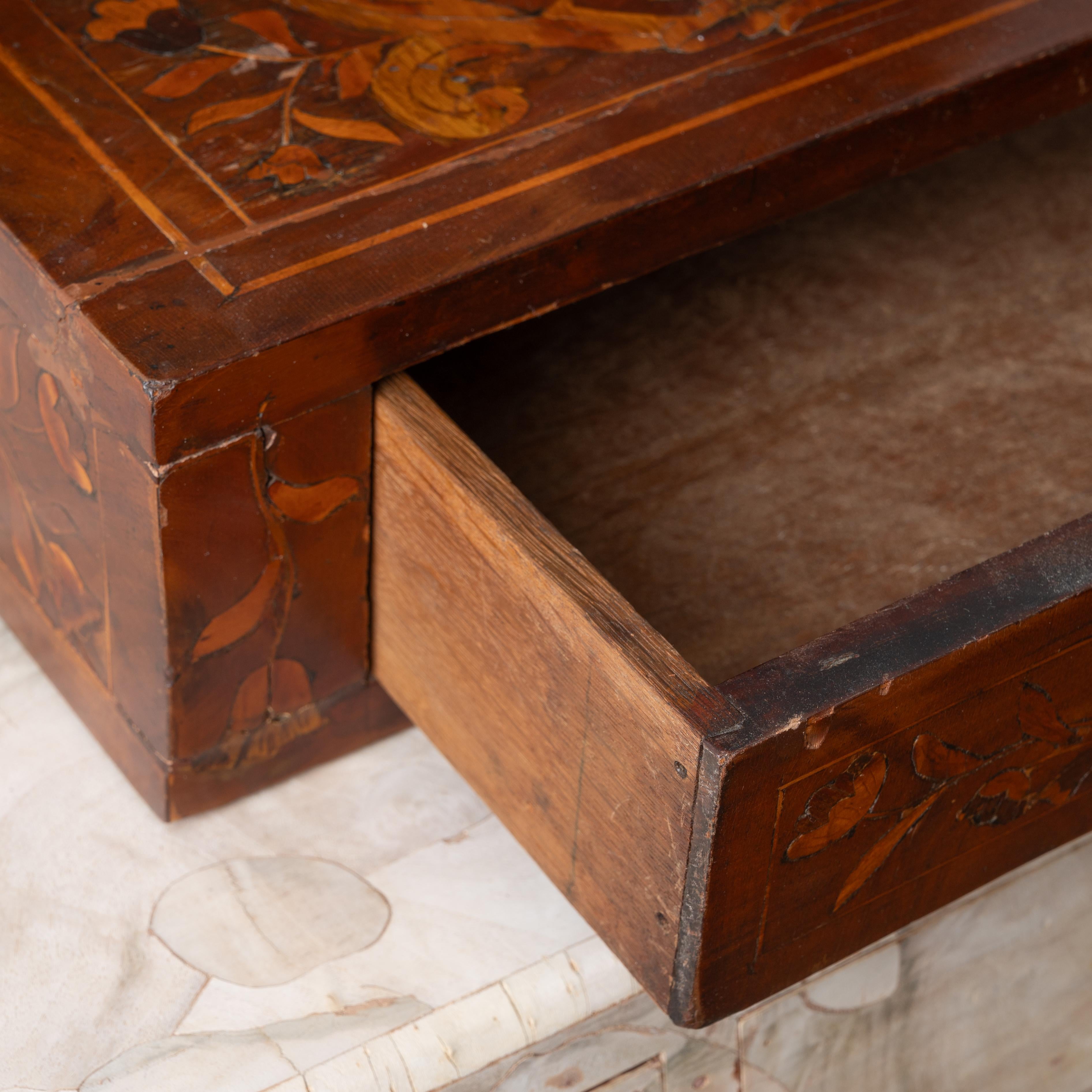 Miroir de table habillée en marqueterie hollandaise, 18e siècle en vente 4