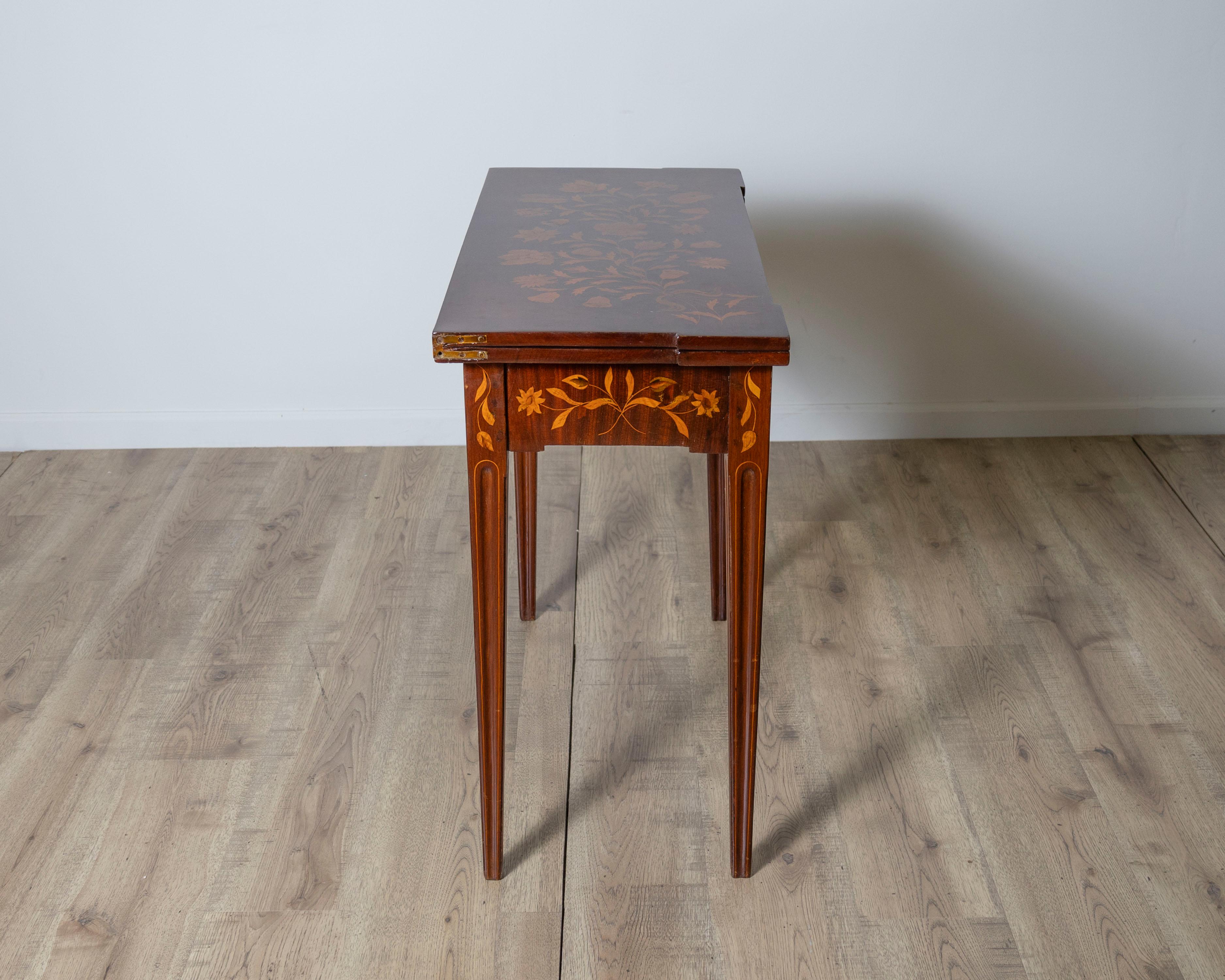 Table de jeu hollandaise en marqueterie avec intérieur en cuir, fin du XVIIIe siècle en vente 4