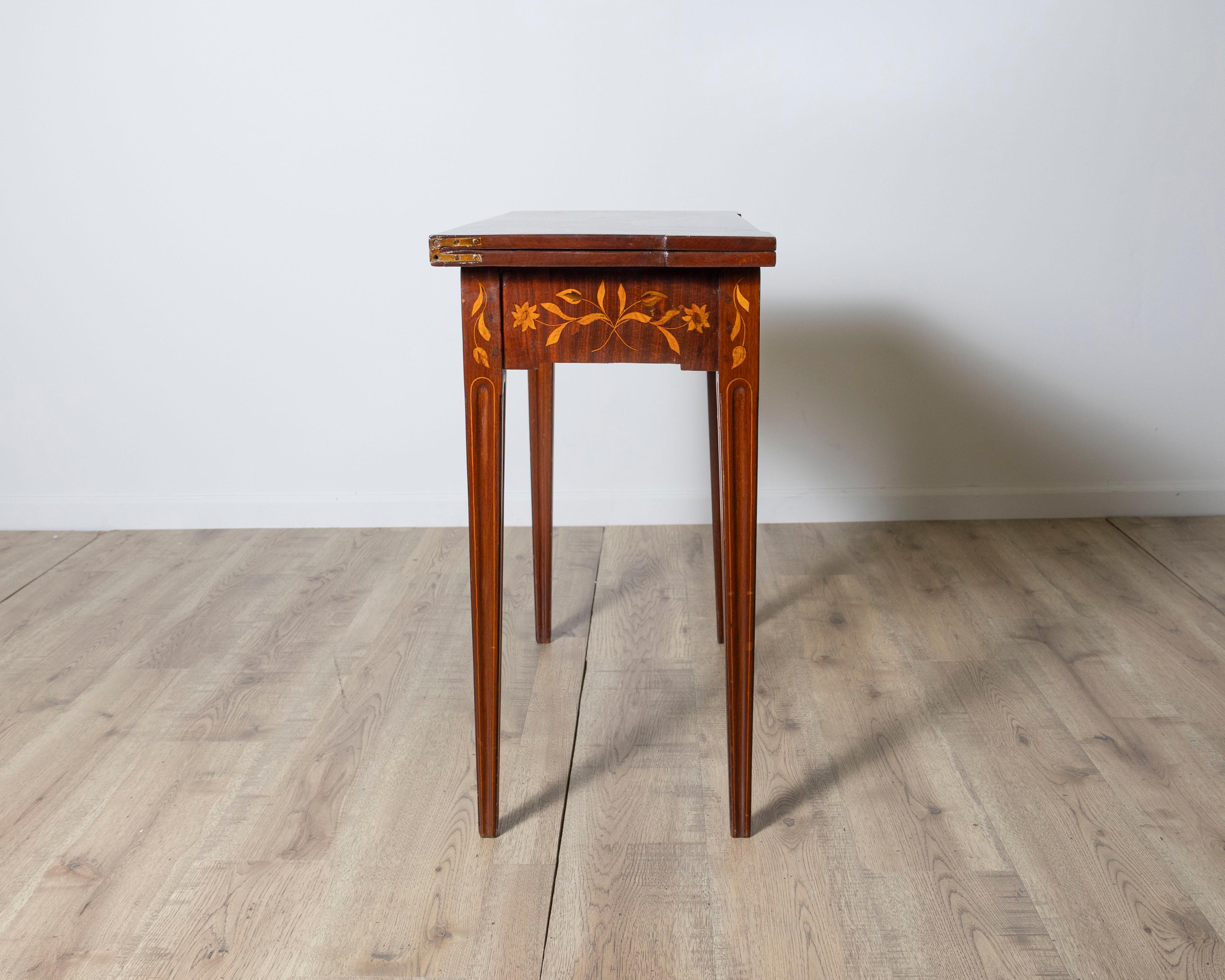 Table de jeu hollandaise en marqueterie avec intérieur en cuir, fin du XVIIIe siècle en vente 5