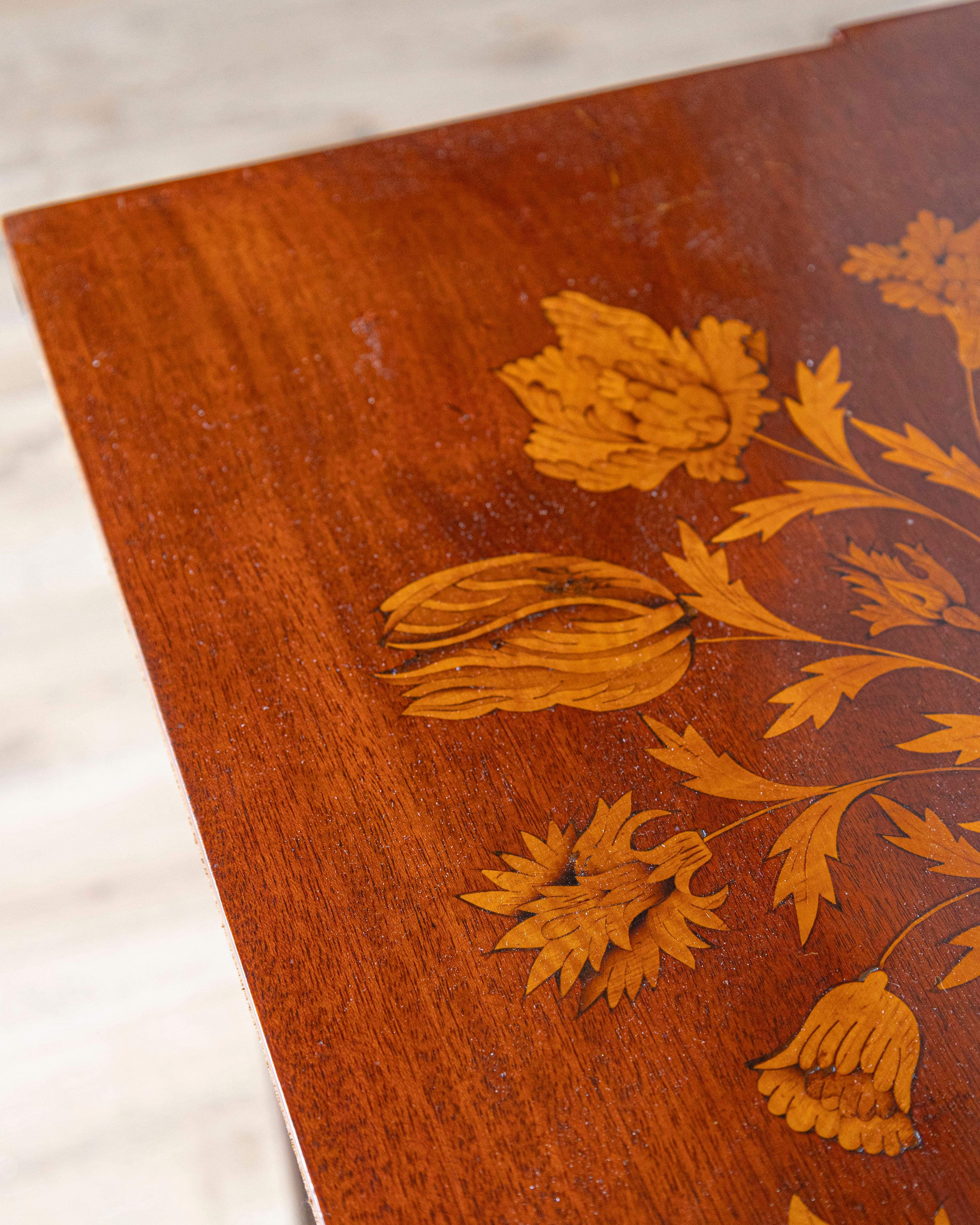 Table de jeu hollandaise en marqueterie avec intérieur en cuir, fin du XVIIIe siècle en vente 9