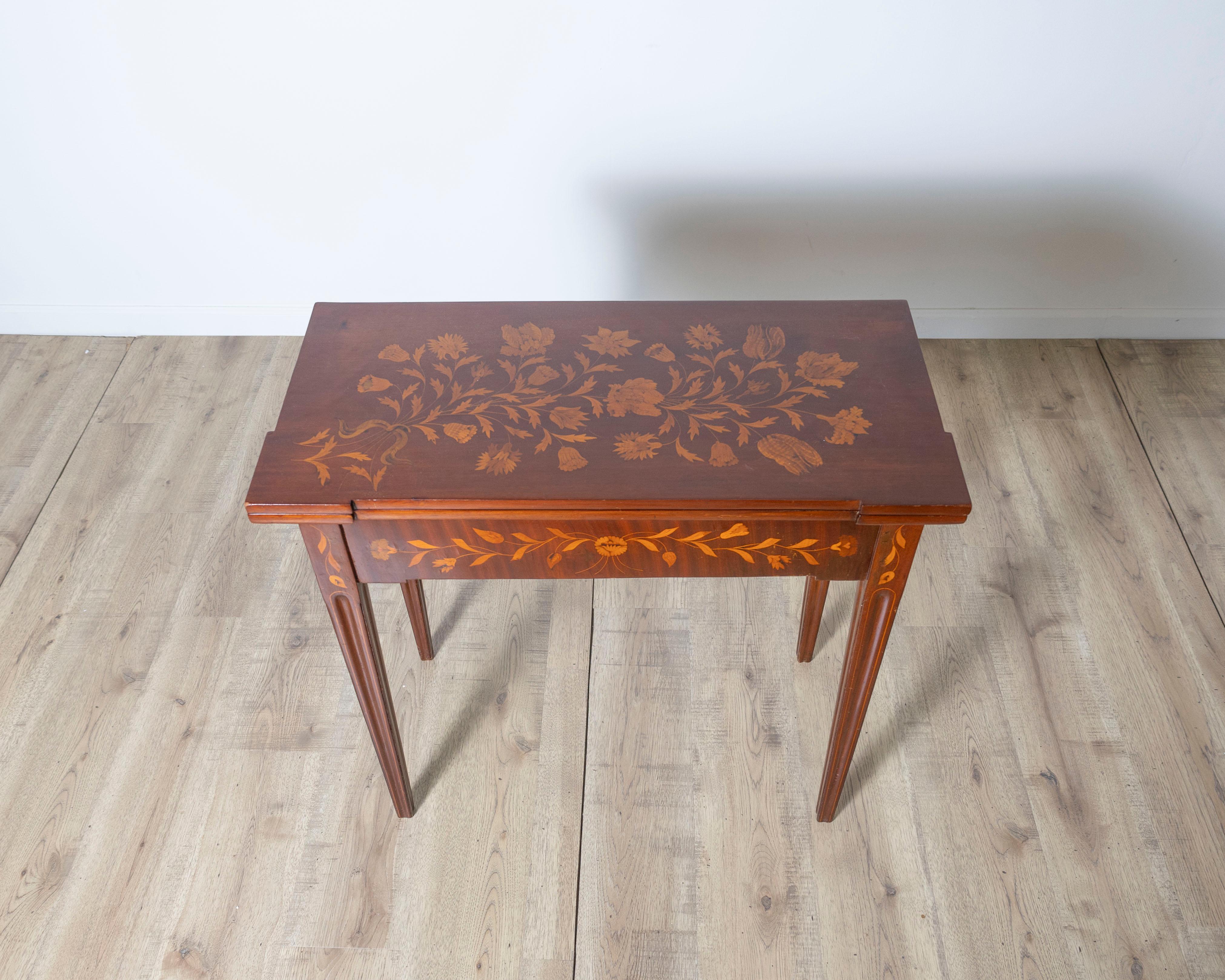Néerlandais Table de jeu hollandaise en marqueterie avec intérieur en cuir, fin du XVIIIe siècle en vente