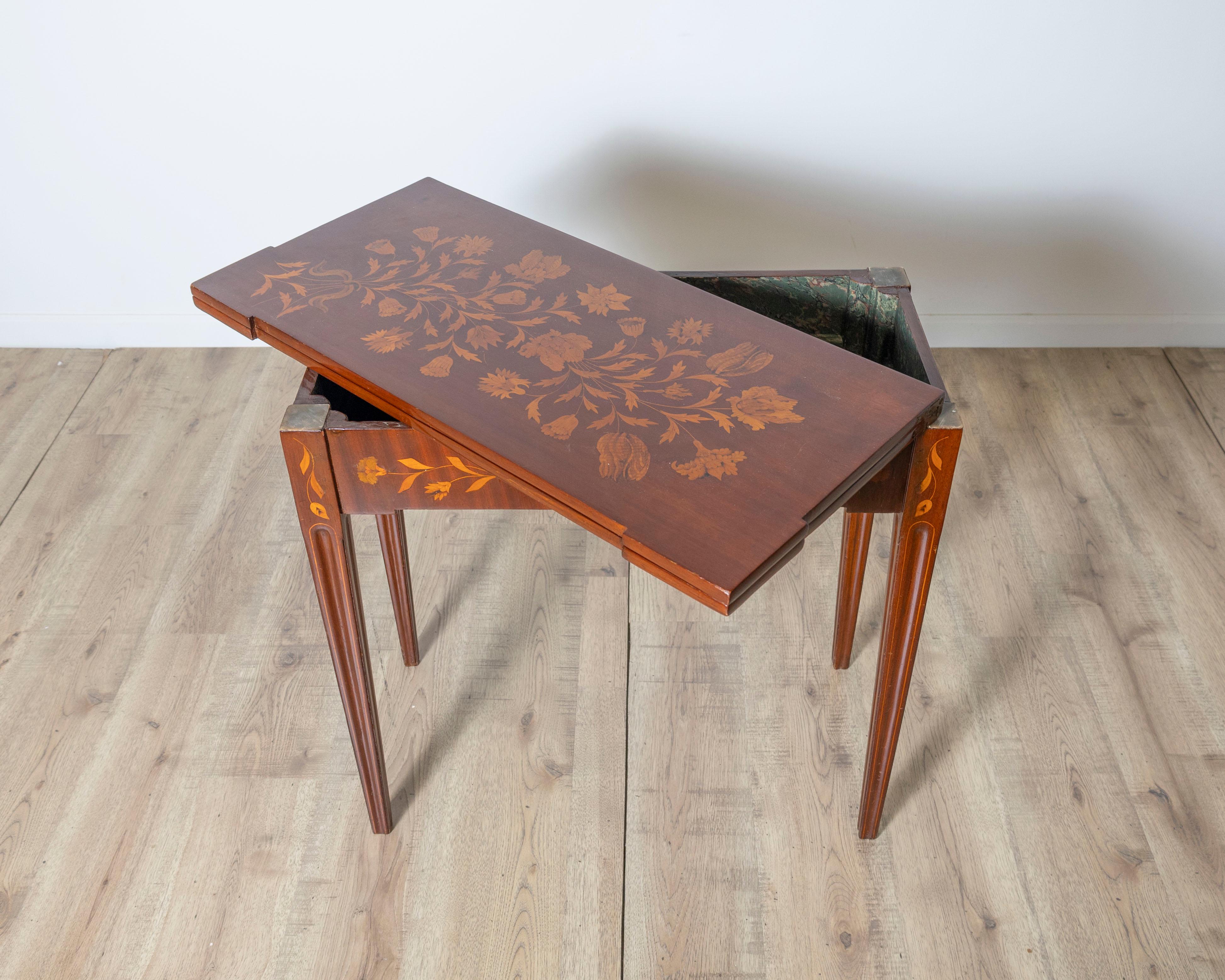 Incrusté Table de jeu hollandaise en marqueterie avec intérieur en cuir, fin du XVIIIe siècle en vente