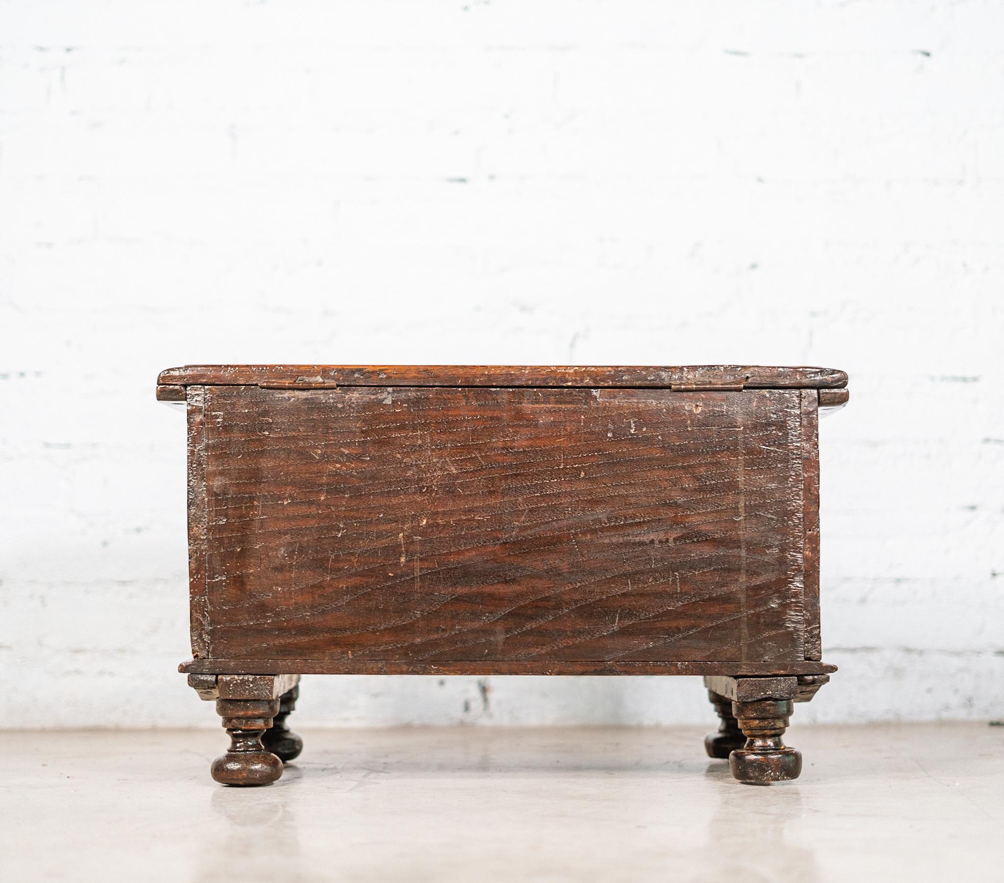 Dutch Marquetry Inlaid Small Storage Chest In Fair Condition For Sale In Guadalajara, MX