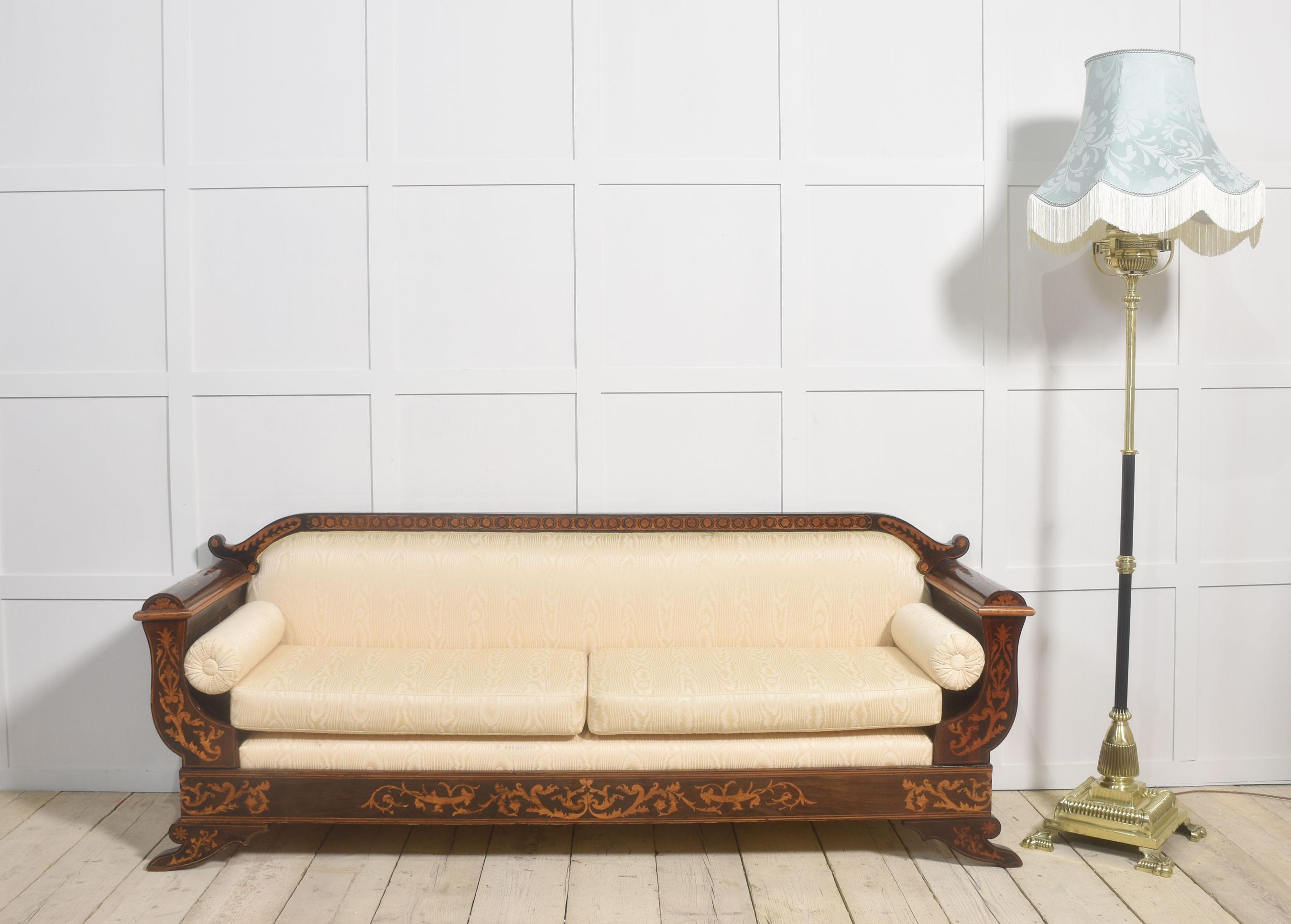 Divano intarsiato, con il piano intarsiato che sovrasta un'imbottitura in seta filigranata racchiusa da braccioli a voluta. In piedi su piedi scorrevoli.
Dimensioni
Altezza 34 pollici altezza del sedile 19 pollici
Larghezza 90 pollici
Profondità 24