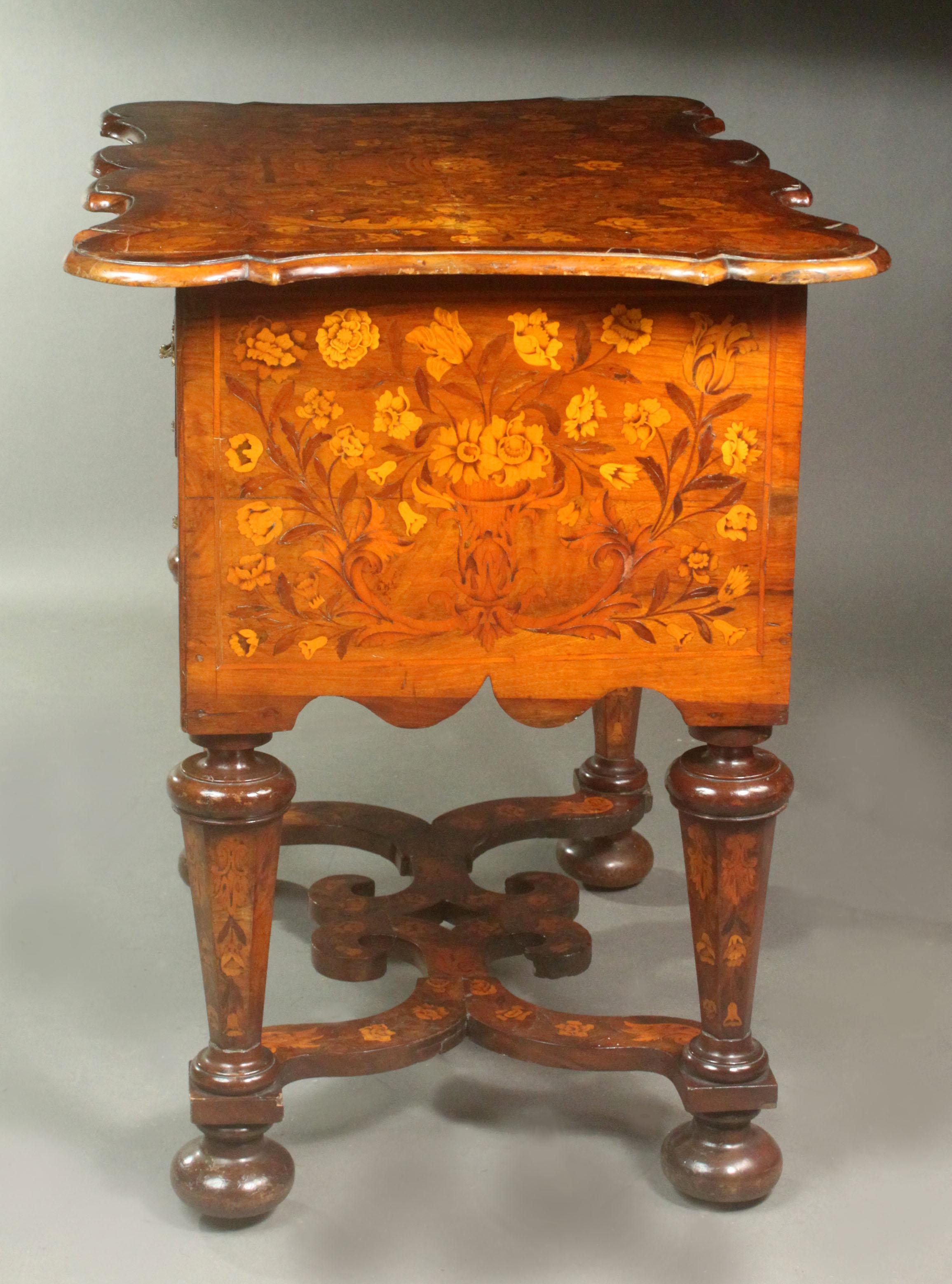 Mesa auxiliar de marquetería holandesa Marquetería en venta