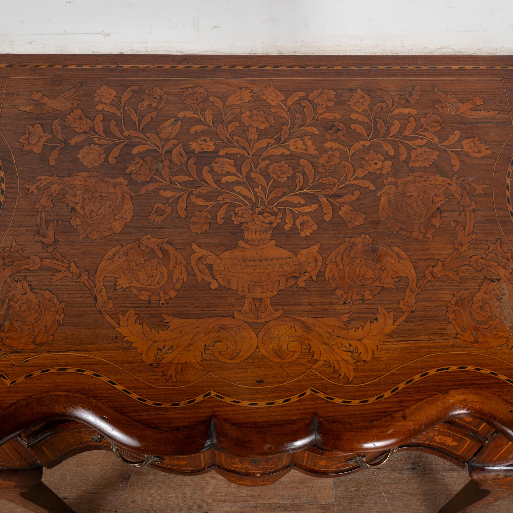 Chêne Table d'appoint hollandaise en marqueterie sur pieds CIRCA, Hollande vers 1770-1800 en vente