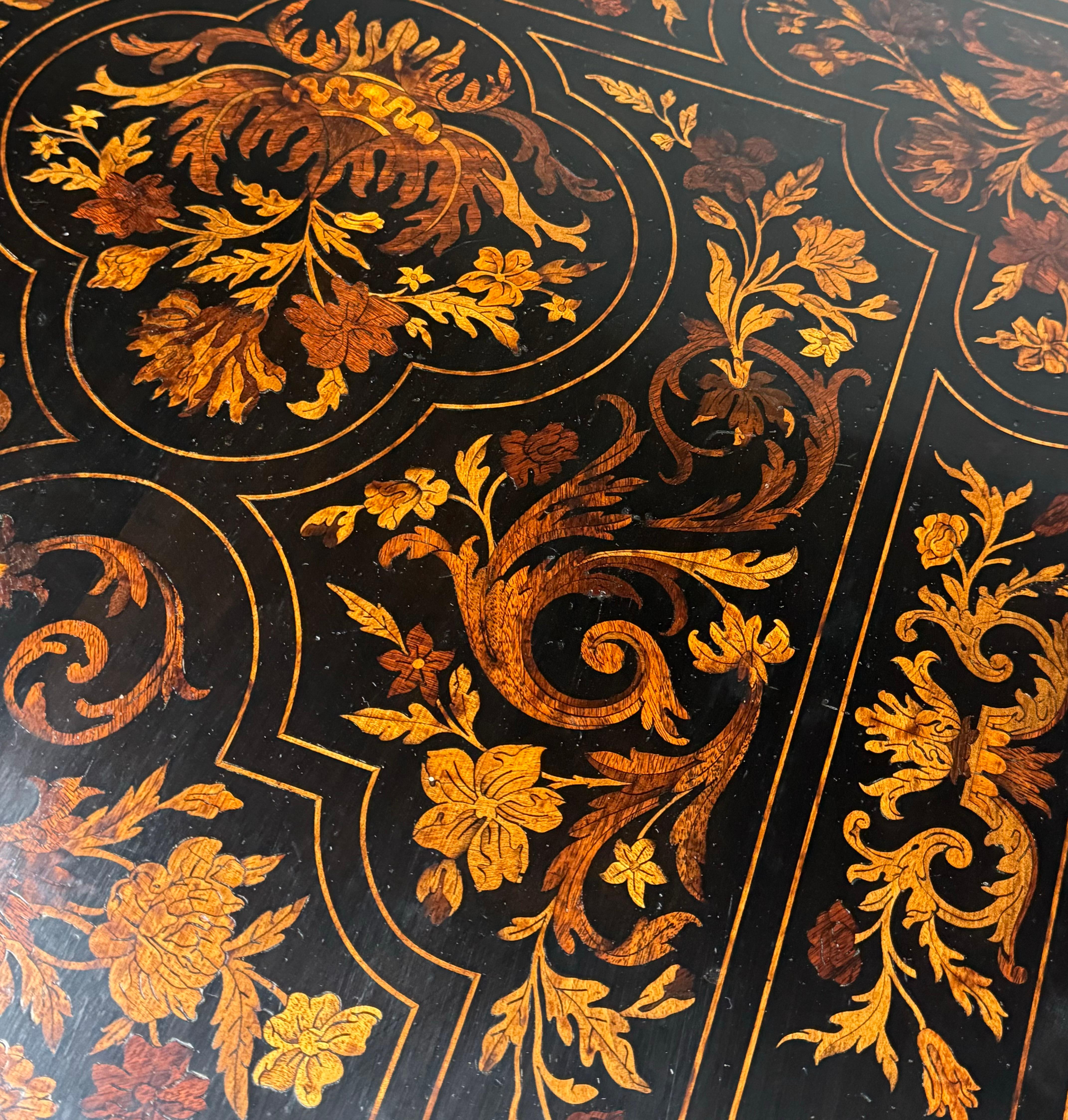 A 19th century Dutch marquetry bureau / center tavle, rectangular shape with inlaid bone edge.

The top is completely inlaid with satinwood fruitwood flowers and birds. 1 wide drawer on the long side. On spiral turned column legs, with H-shaped