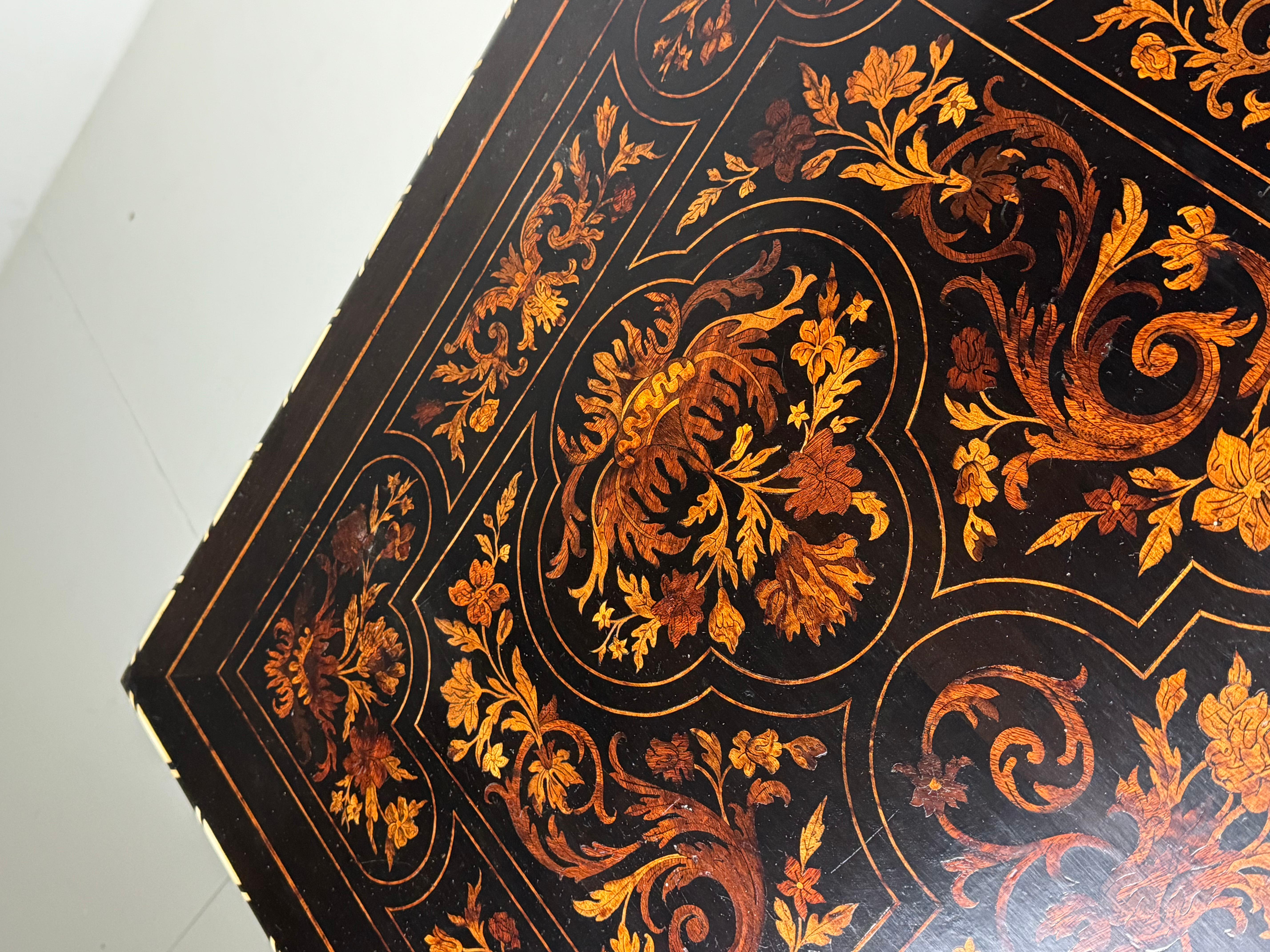 Dutch Marquetry table In Good Condition In MILL, NL