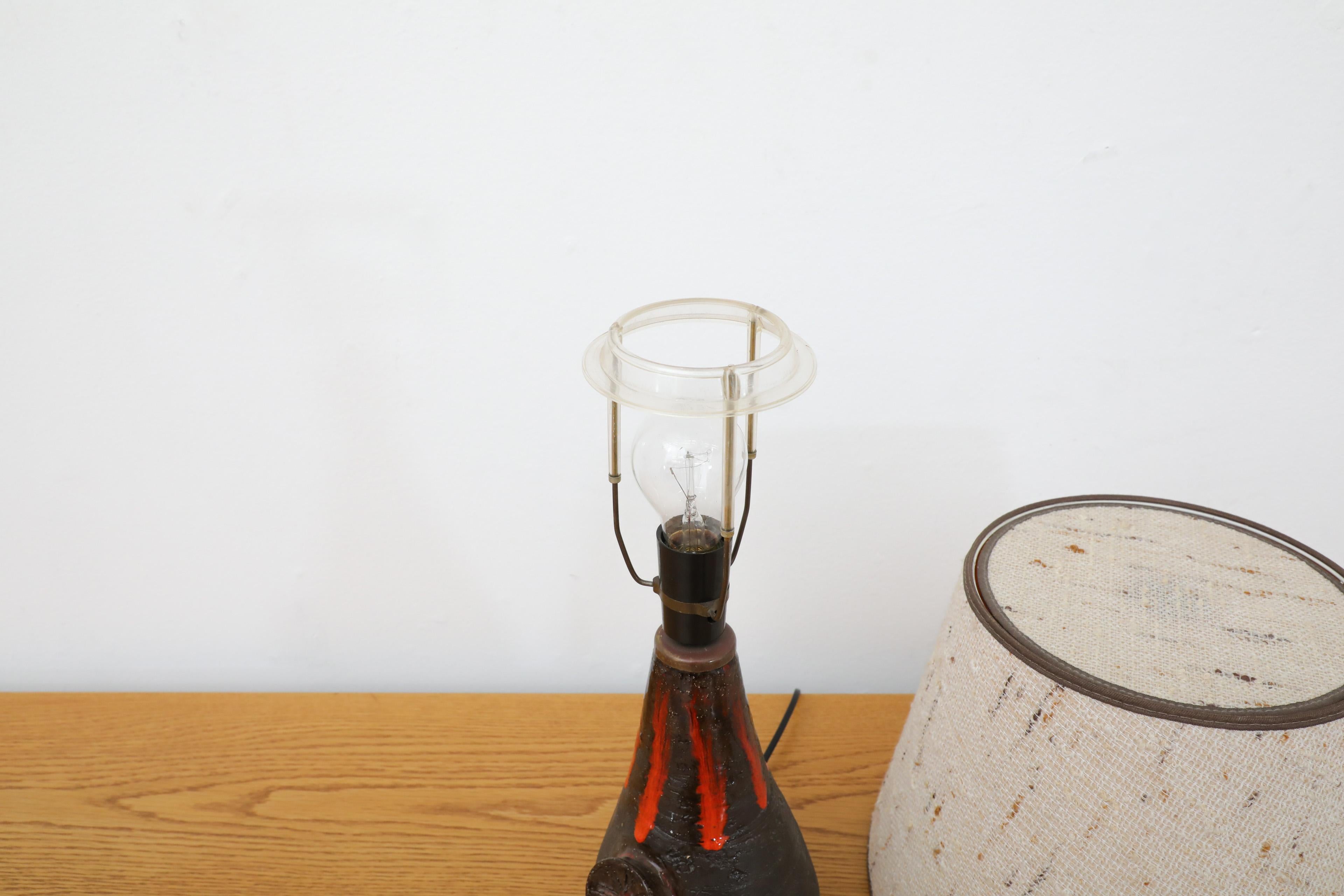Lampe de table volcanique hollandaise du milieu du siècle en céramique noire avec glaçure à effet de goutte rouge en vente 5