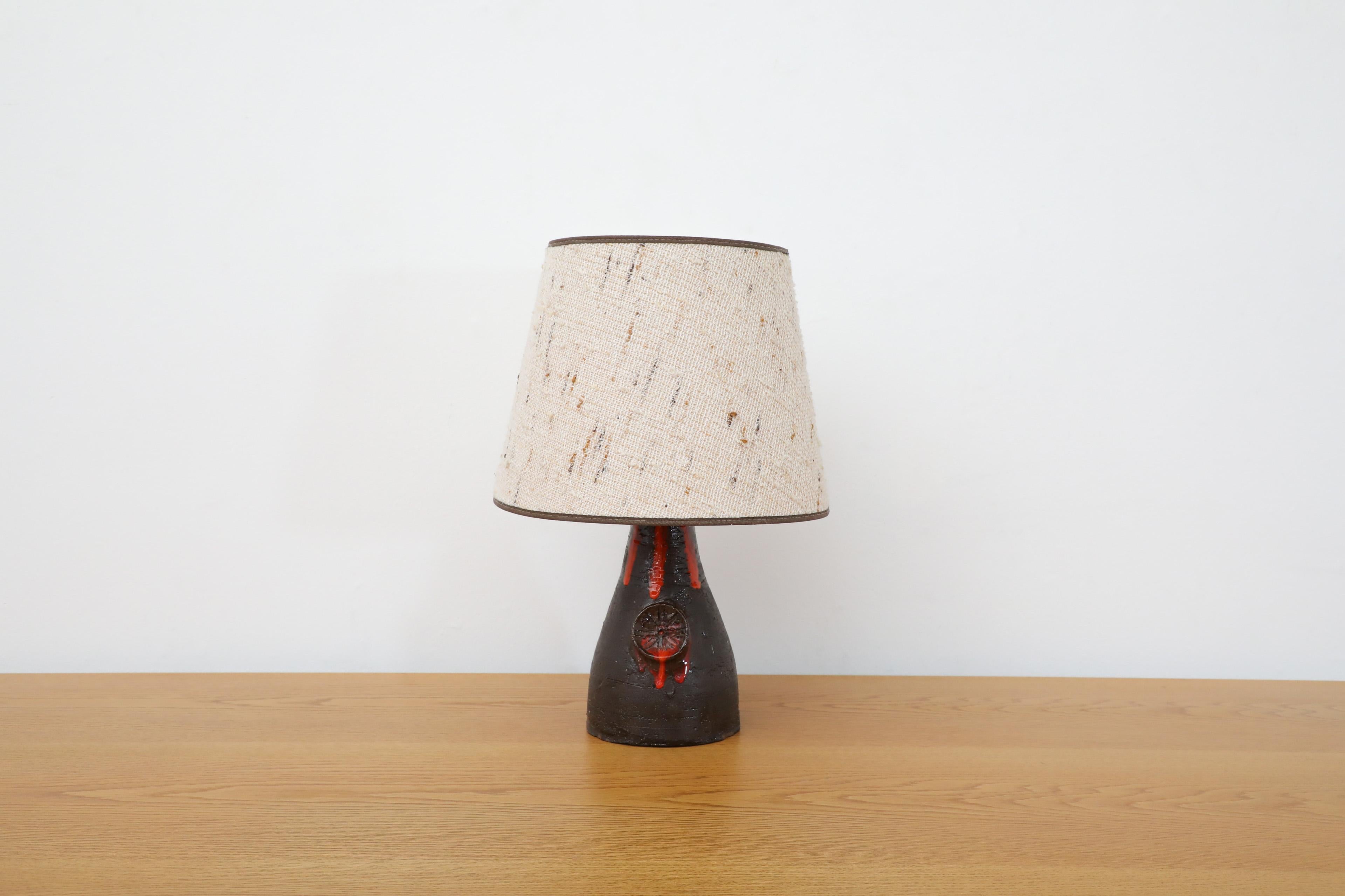 Mid-Century Modern Lampe de table volcanique hollandaise du milieu du siècle en céramique noire avec glaçure à effet de goutte rouge en vente