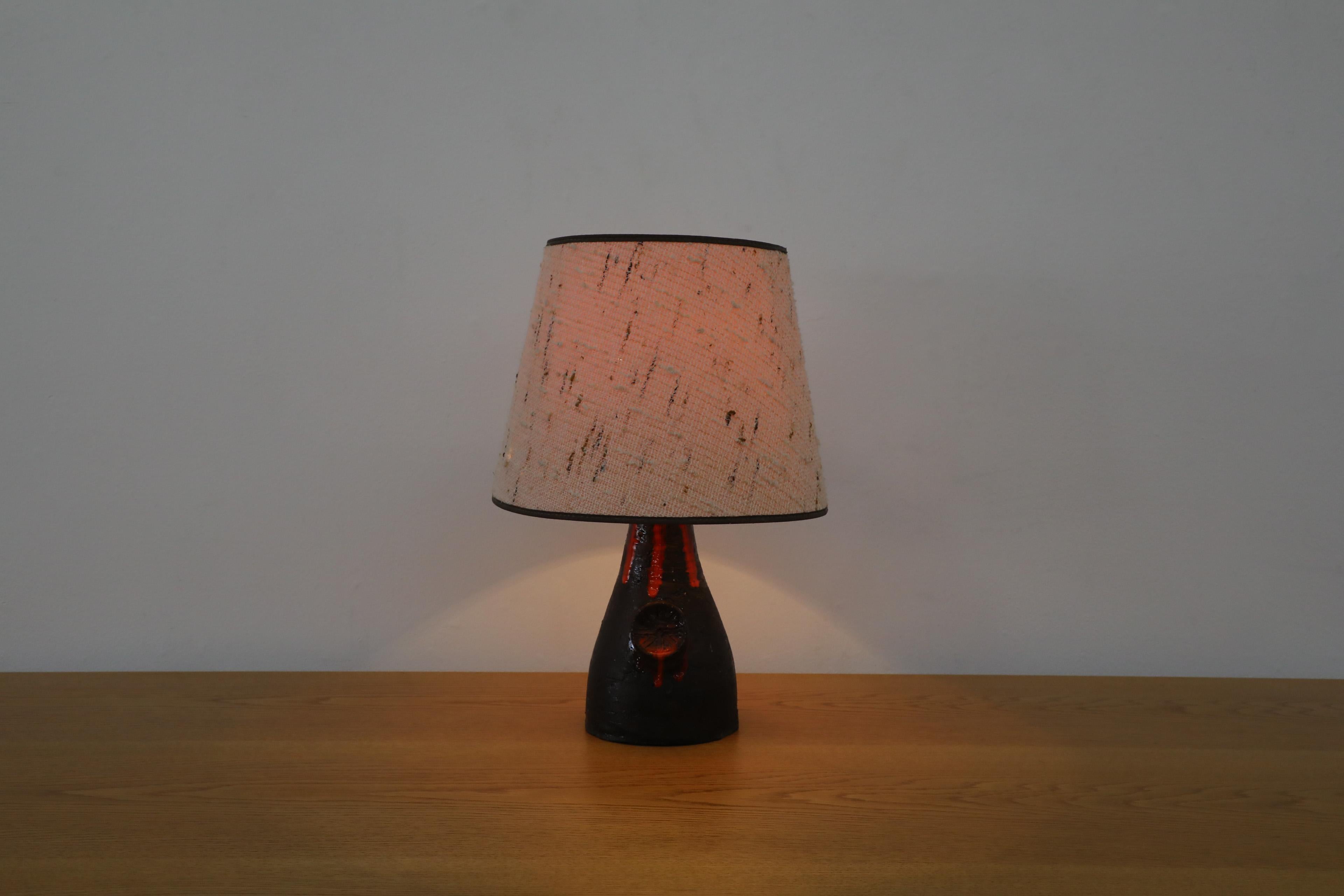 Allemand Lampe de table volcanique hollandaise du milieu du siècle en céramique noire avec glaçure à effet de goutte rouge en vente