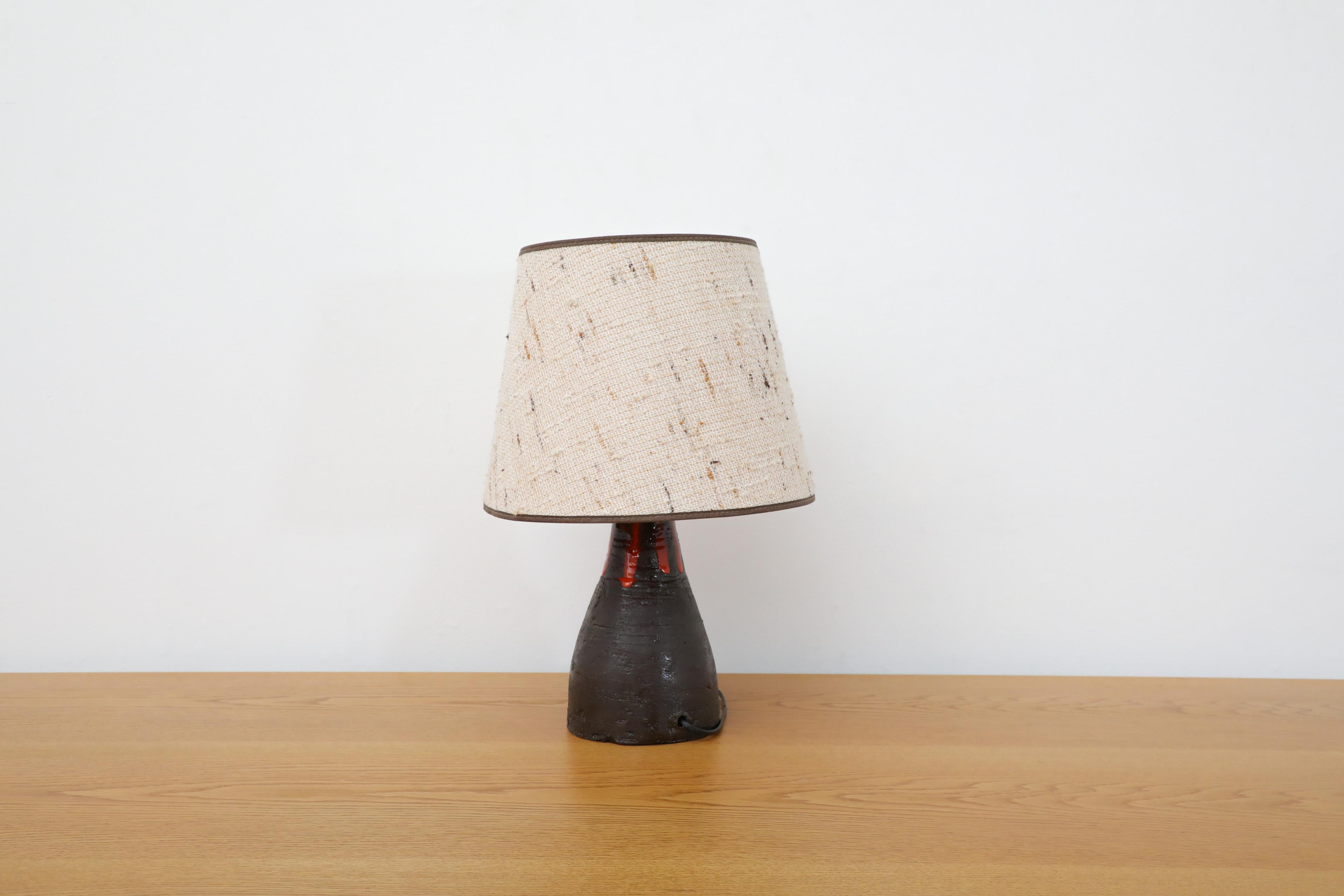 Métal Lampe de table volcanique hollandaise du milieu du siècle en céramique noire avec glaçure à effet de goutte rouge en vente