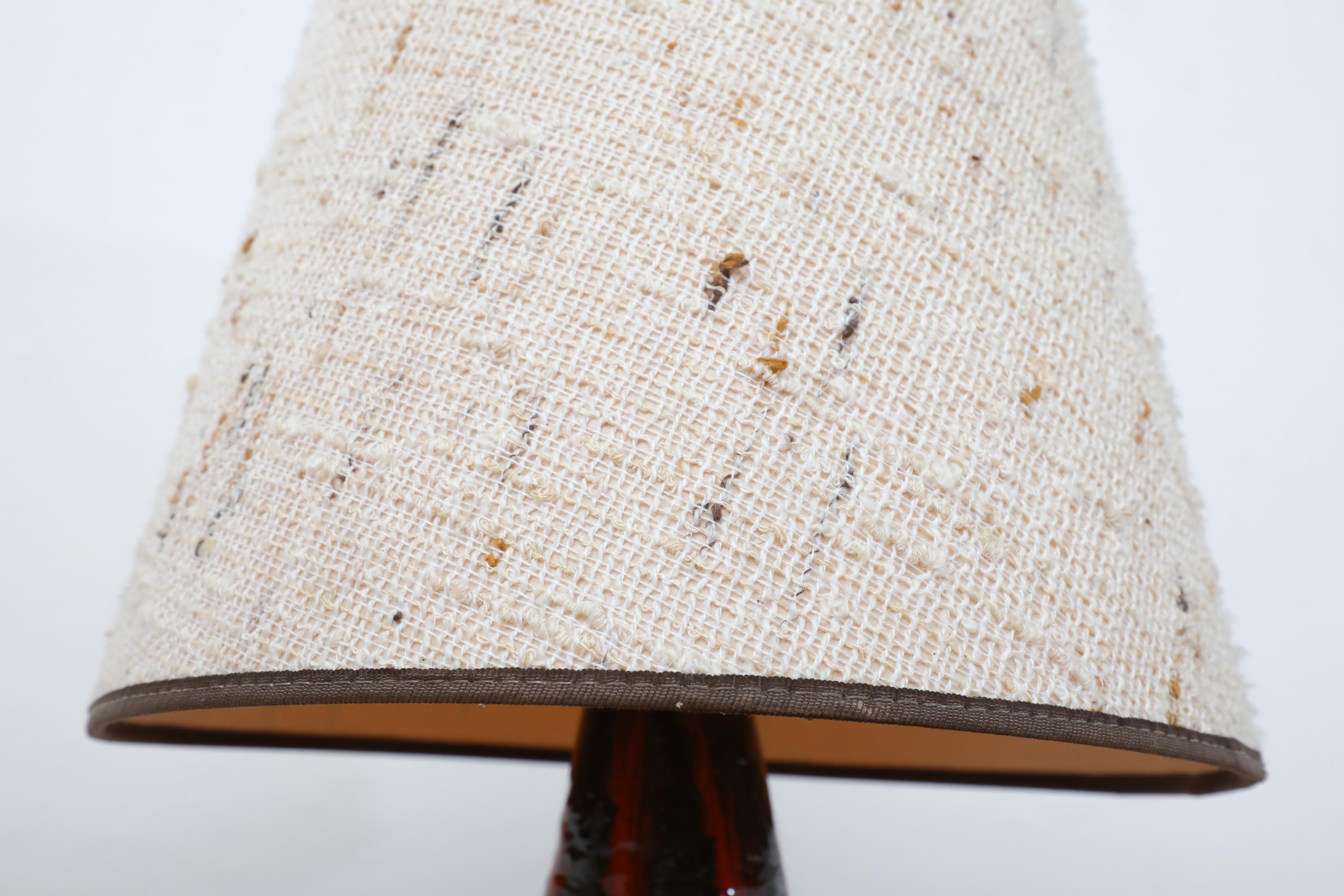 Lampe de table volcanique hollandaise du milieu du siècle en céramique noire avec glaçure à effet de goutte rouge en vente 2