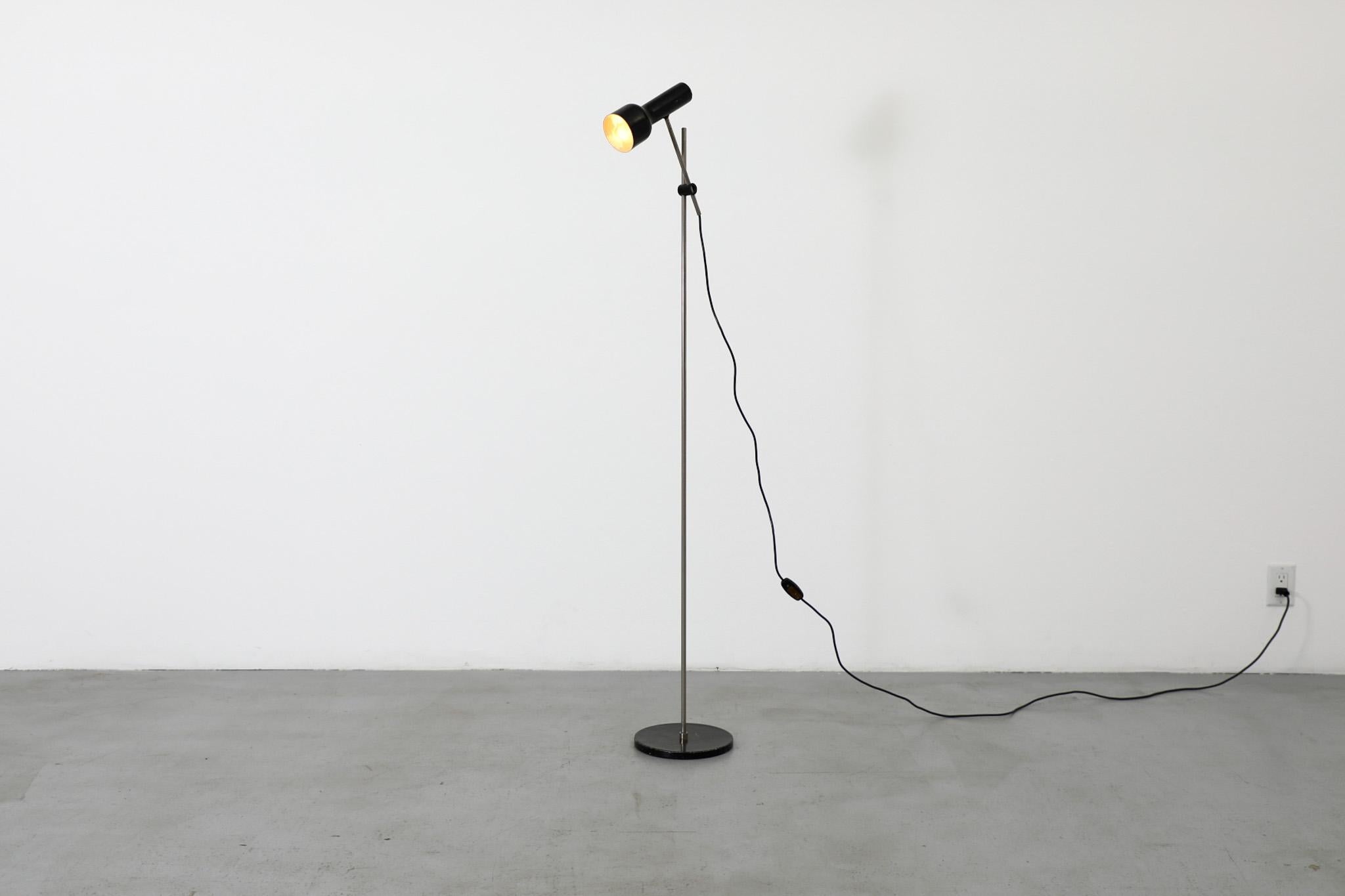 Lampadaire hollandais du milieu du siècle de style Hala émaillé noir avec Stem chromé en vente 2